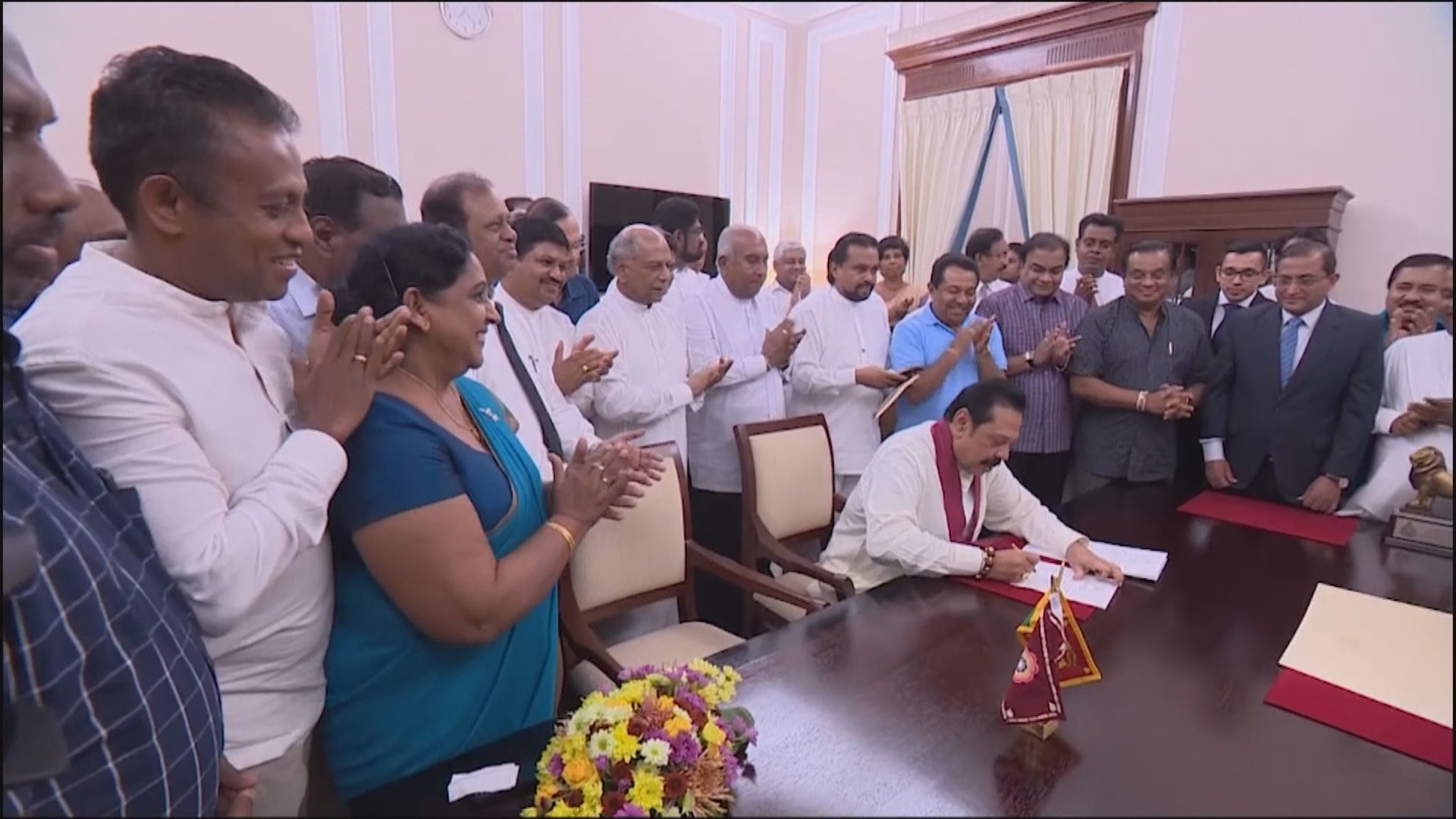 斯里蘭卡突撤換總理爆發政治危機