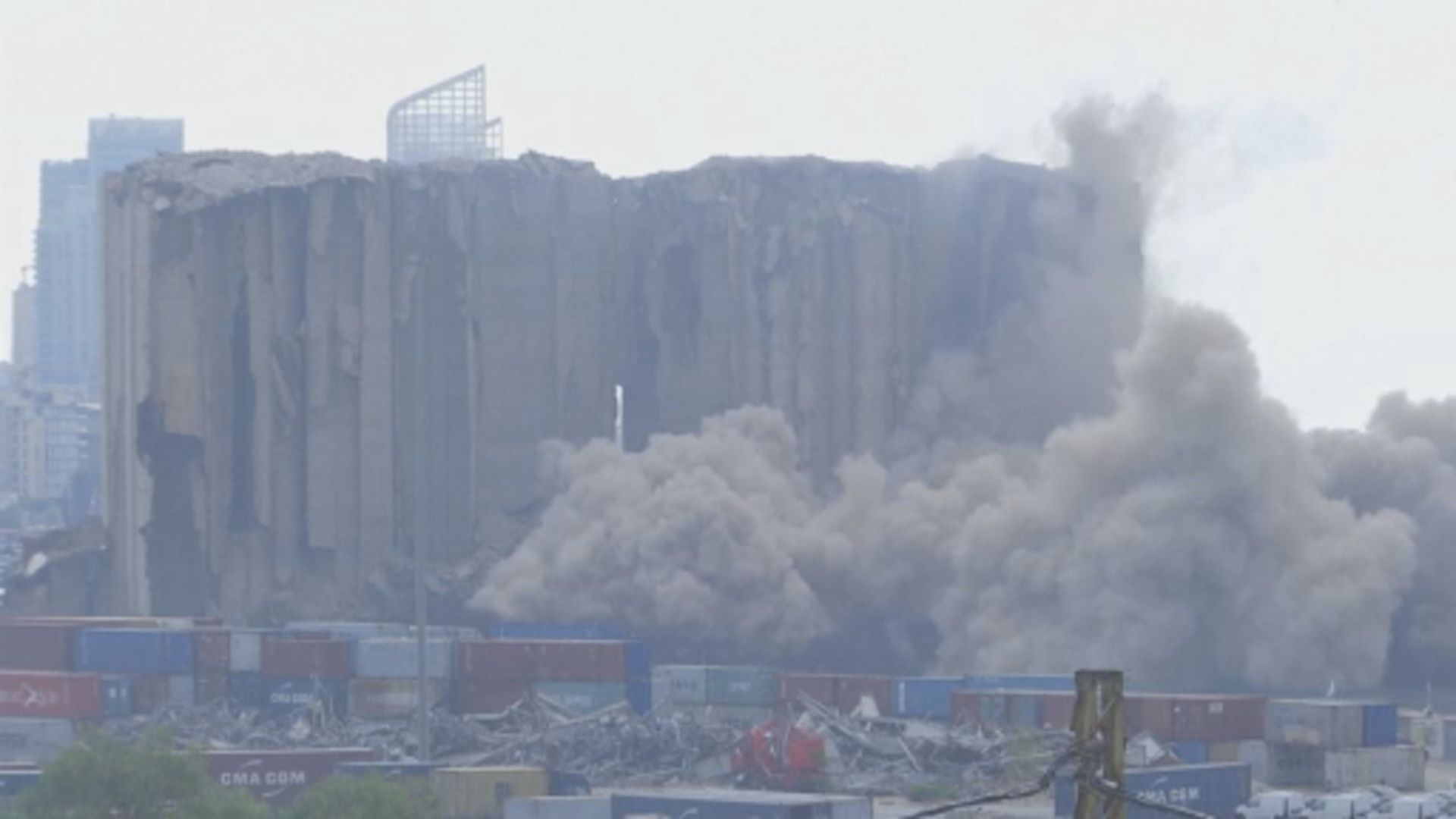 貝魯特港口大爆炸中受損倉庫局部結構倒塌