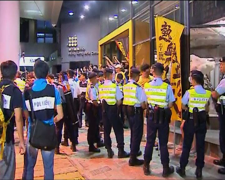 
警方：熱血公民示威者多次衝擊防線