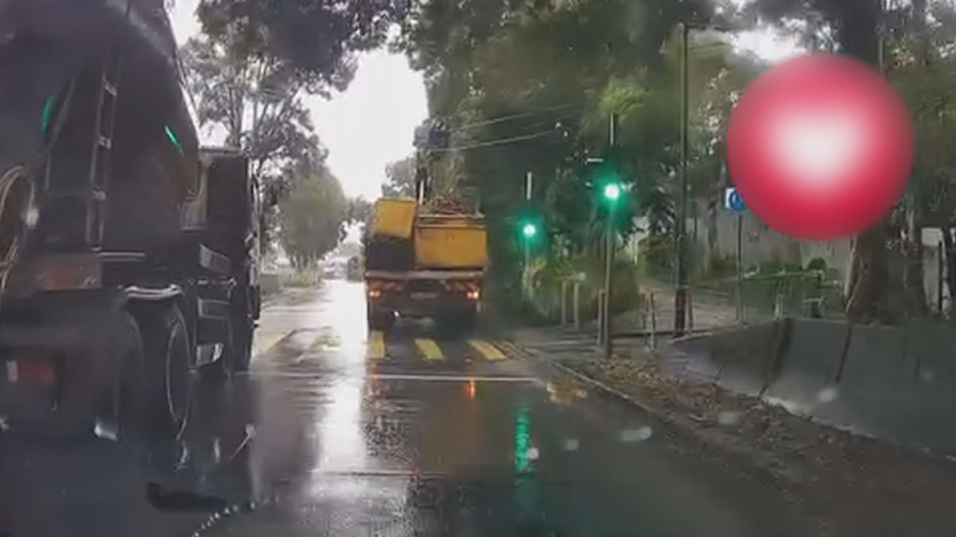 元朗水邊圍吊臂車毀電纜 輕鐵服務受阻