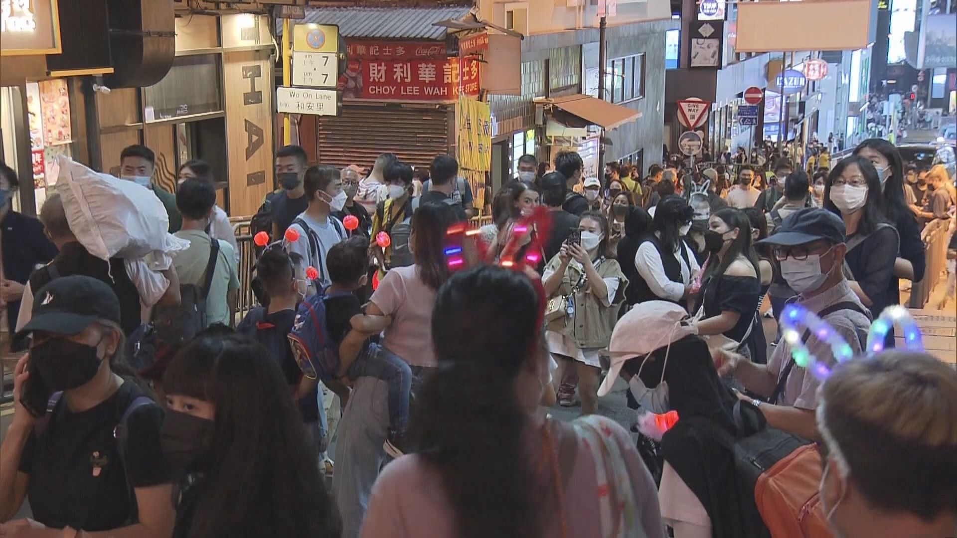 萬聖節前夕市民到蘭桂坊消遣　有市民指會提高警覺
