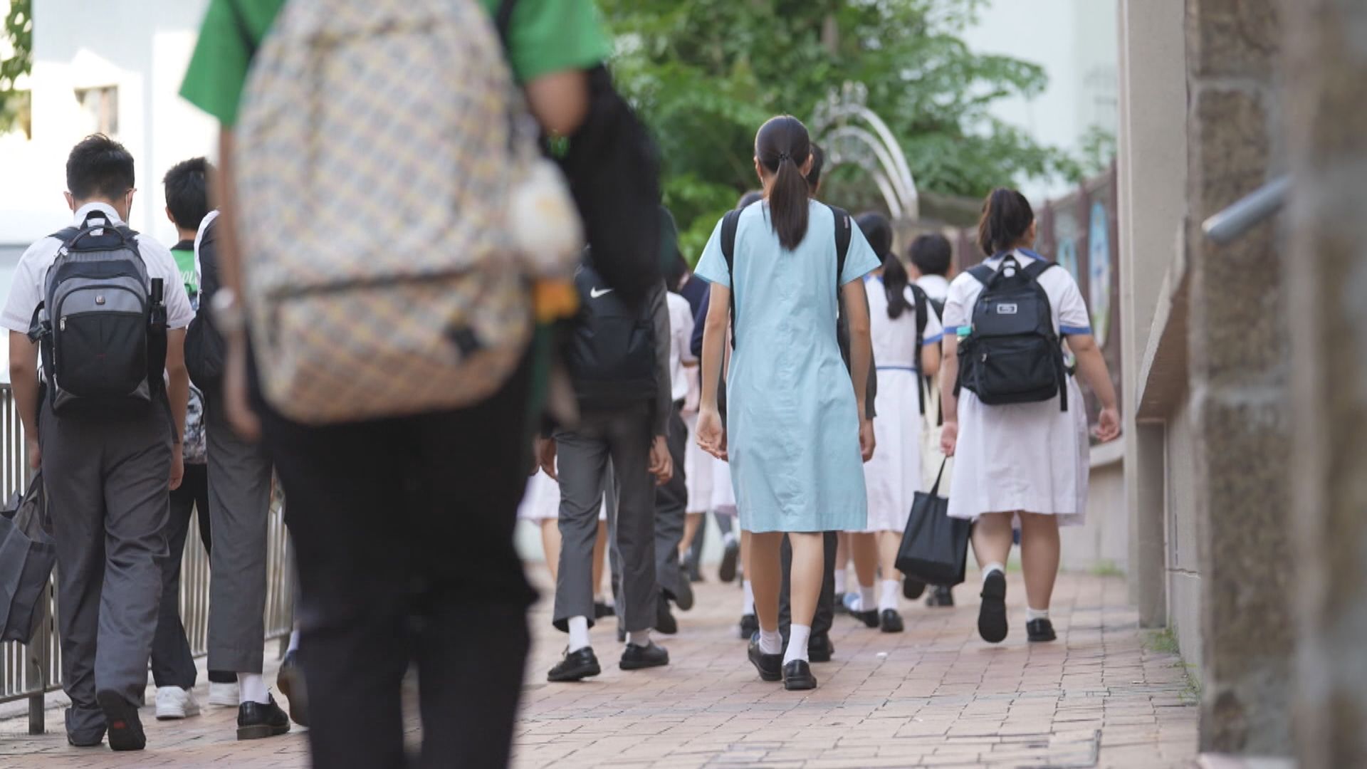 政府限人才計劃來港子女申資助學額前須居港滿兩年　設過渡期