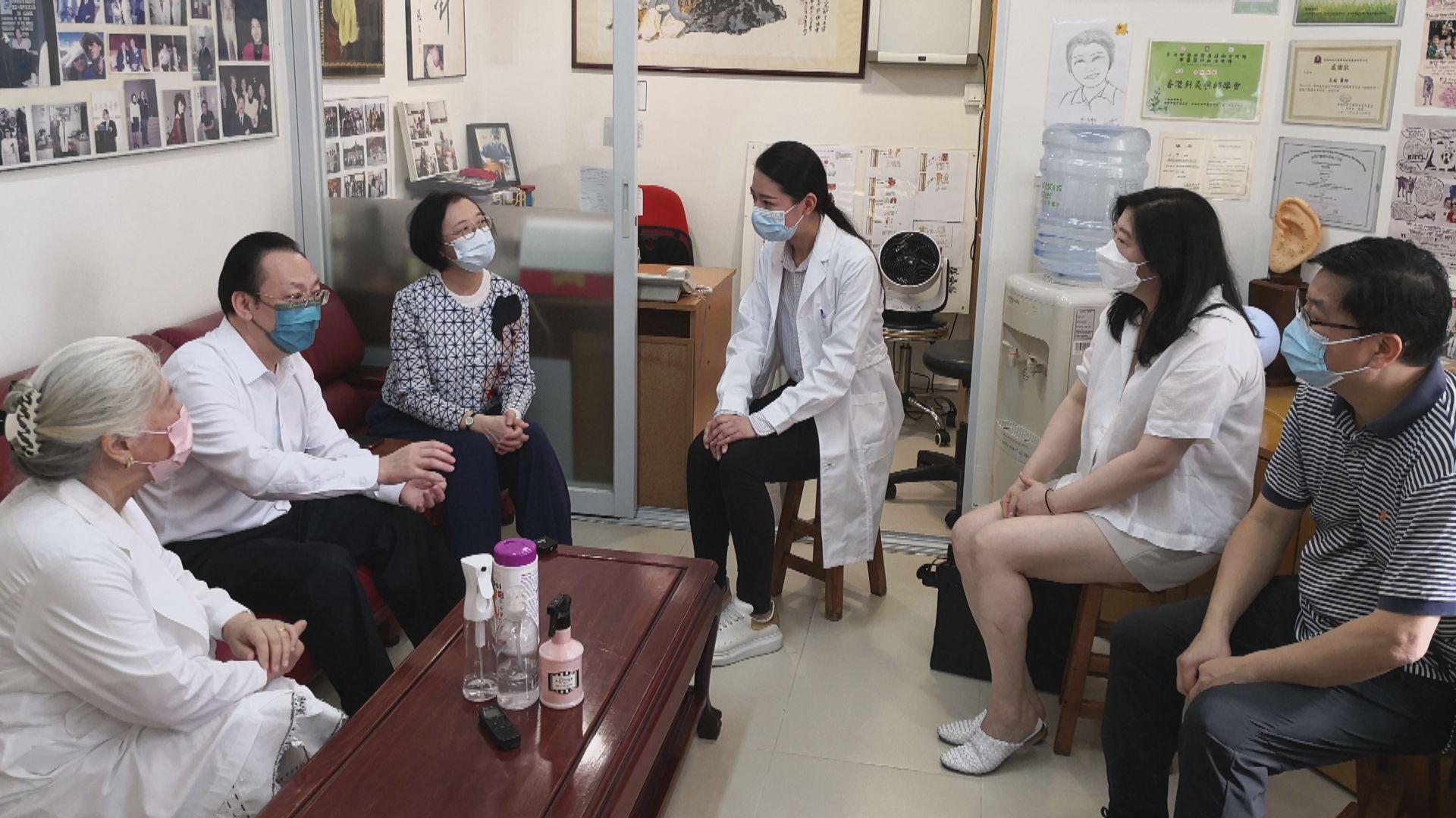 譚鐵牛探訪中醫診所　指中央非常重視香港中醫藥發展