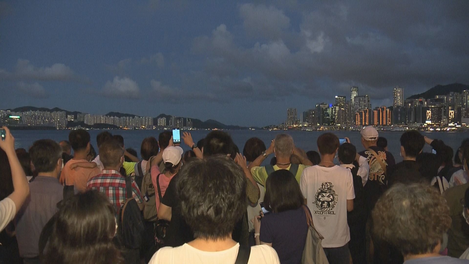 大批市民到海濱觀賞「超級血月」　有人帶備望遠鏡