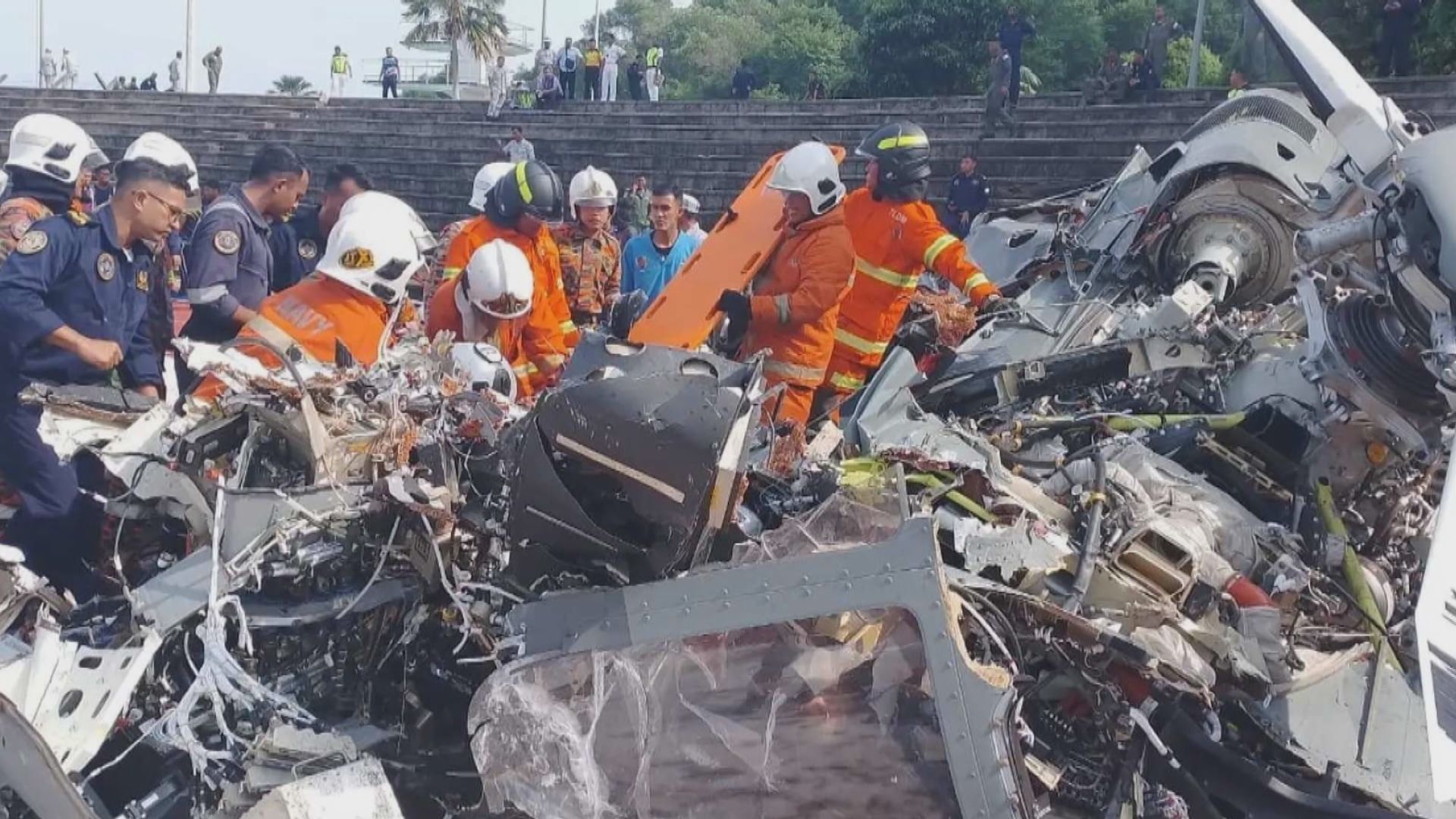 馬來西亞兩架軍方直升機相撞墜毀 10人喪生