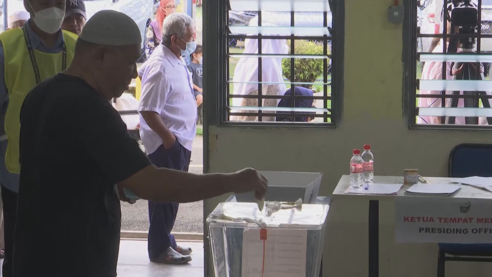 馬來西亞舉行大選　安華對選情感樂觀