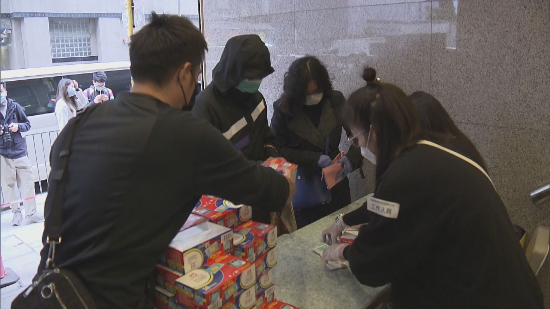 九龍灣商店發售逾萬盒口罩　大批市民通宵排隊