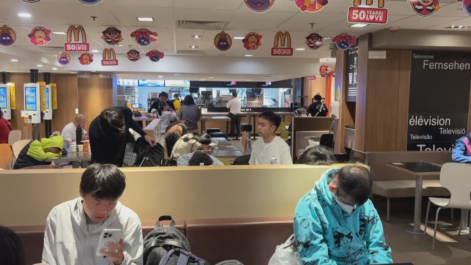 五一黃金周|有訪港內地客快餐店過夜笑稱「因為窮」 議員倡辦特色遊吸行山客