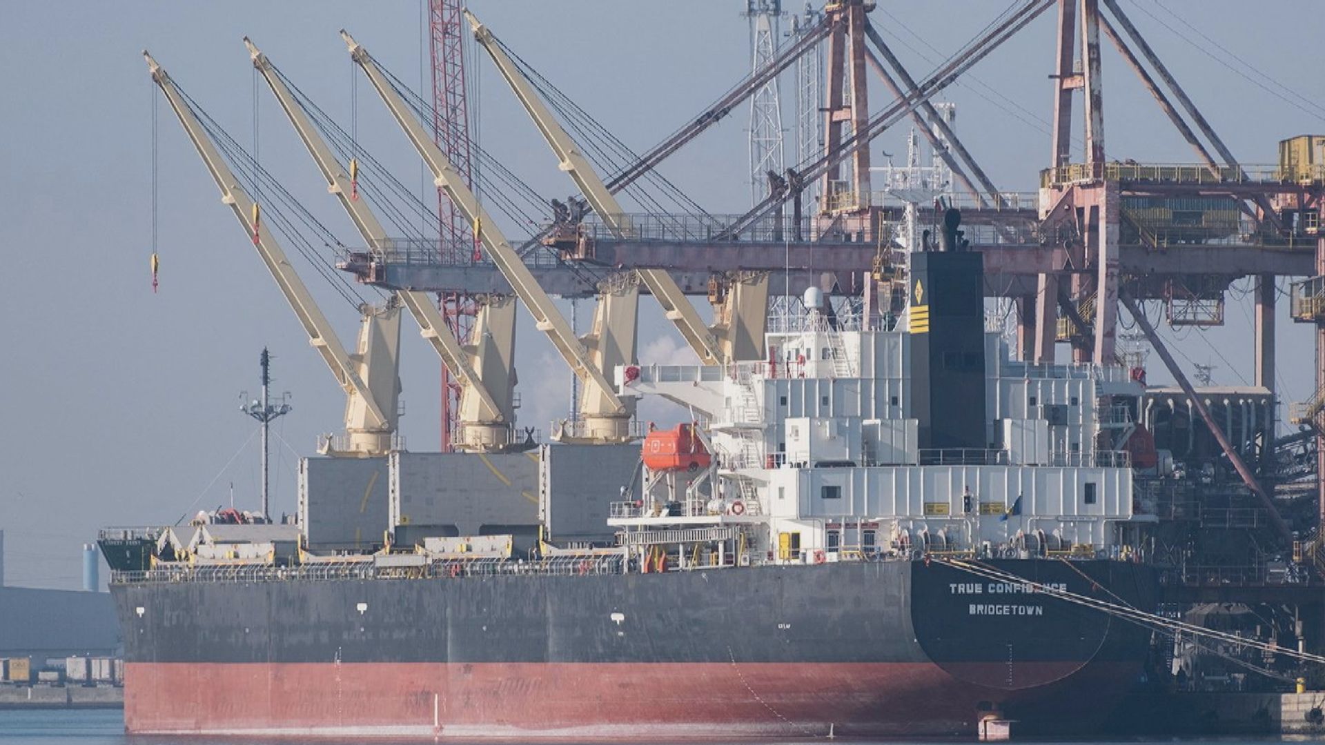 也門胡塞武裝攻擊紅海商船致三名船員死亡