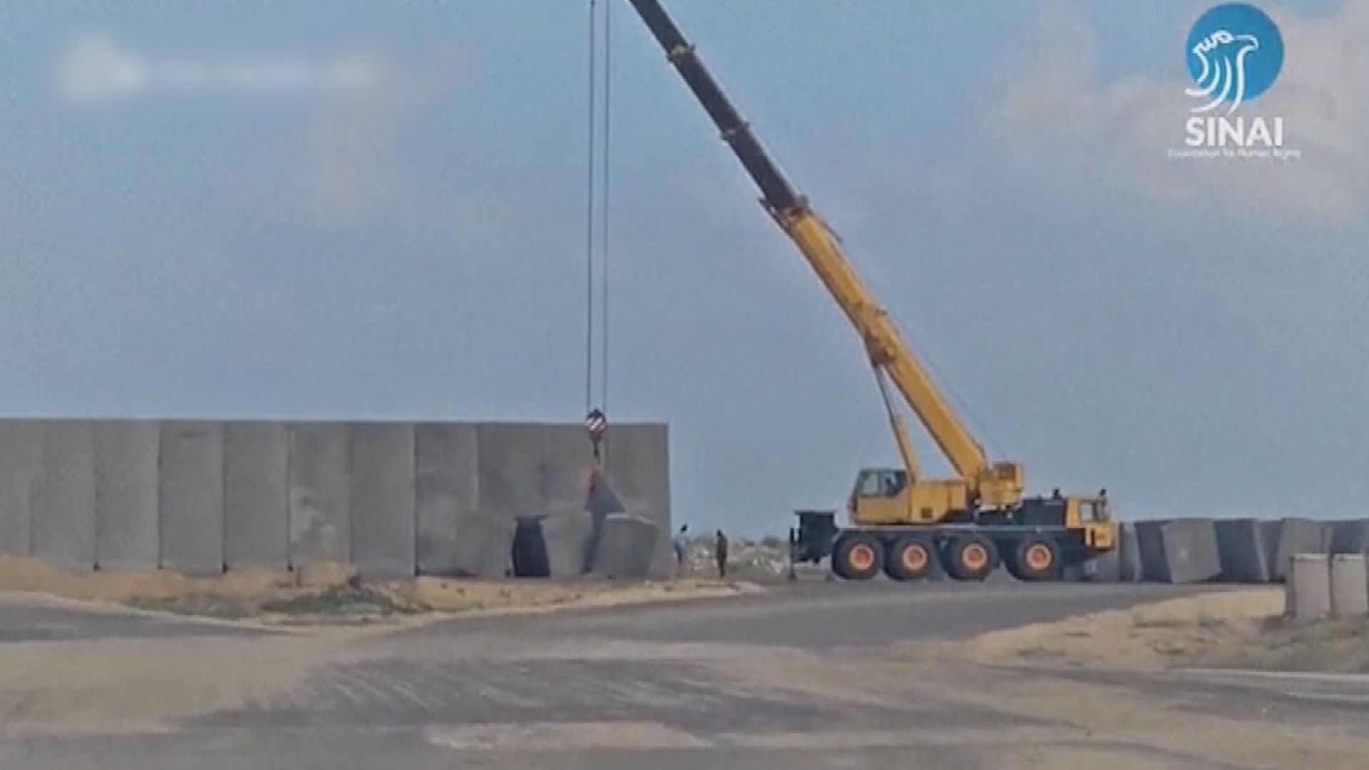 片段顯示埃及在接壤拉法邊境興建圍牆