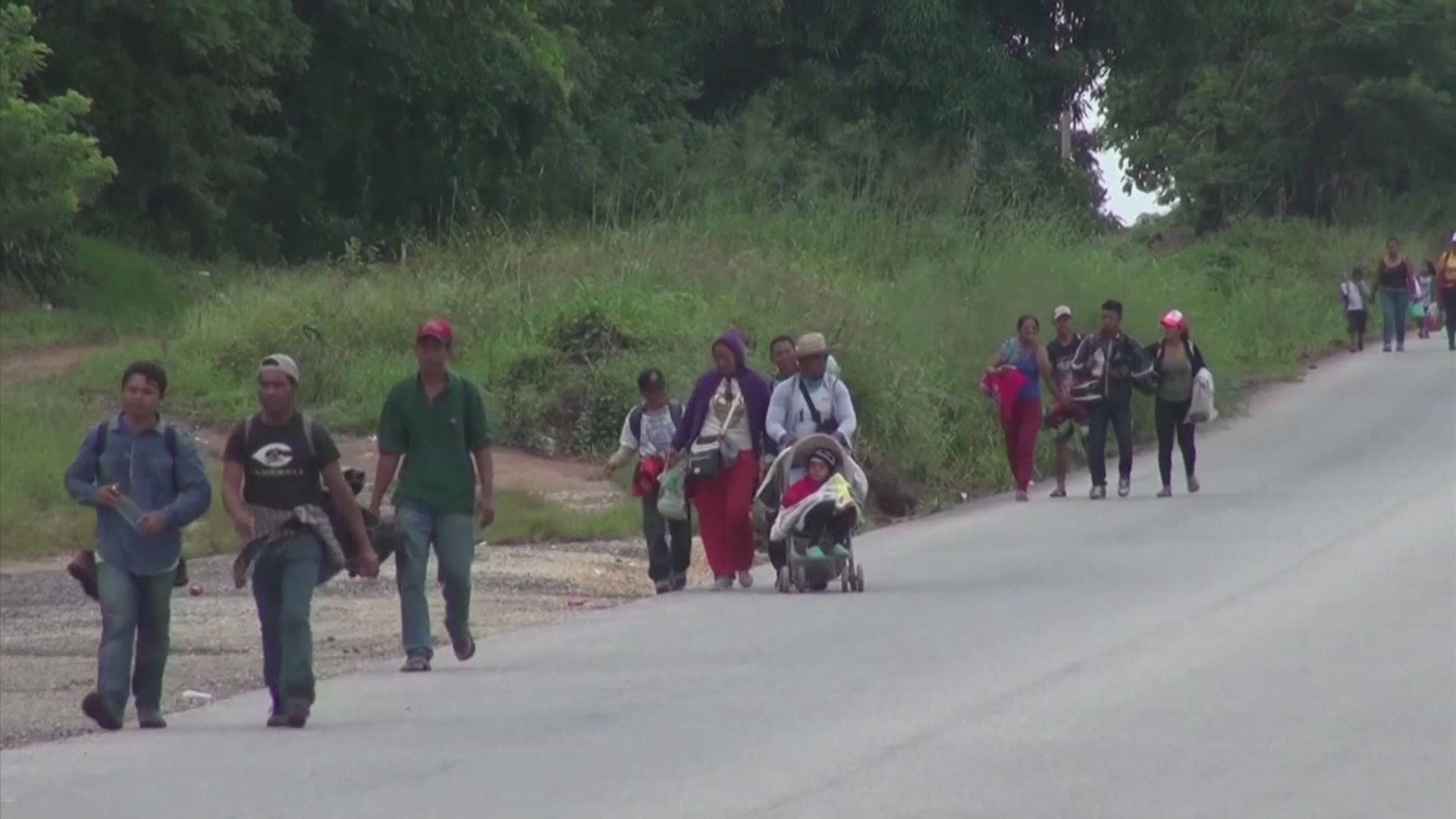 大批難民繼續向墨西哥接壤美國邊境進發