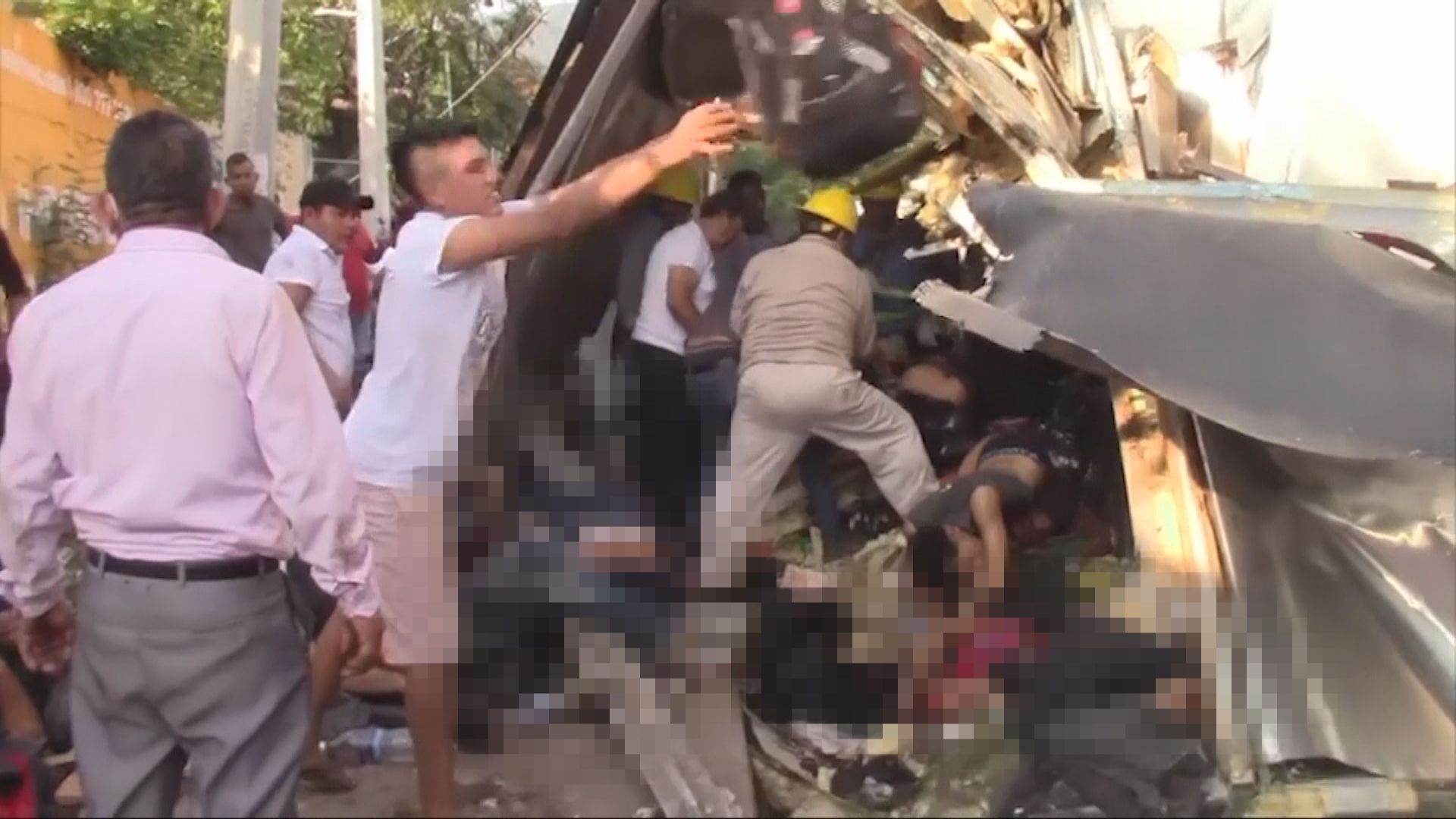 墨西哥一架載滿難民的貨櫃車失事　至少54死