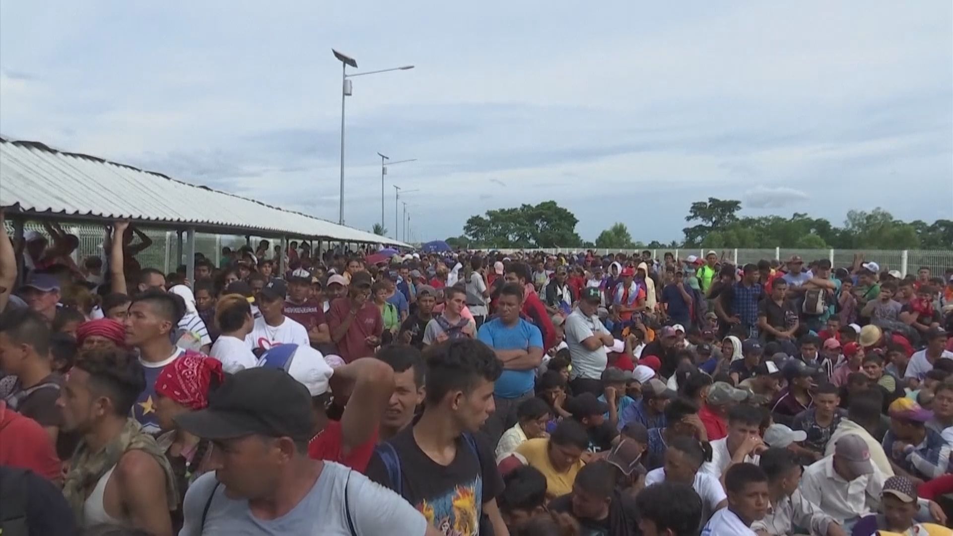 數千名中美洲難民試圖湧入墨西哥