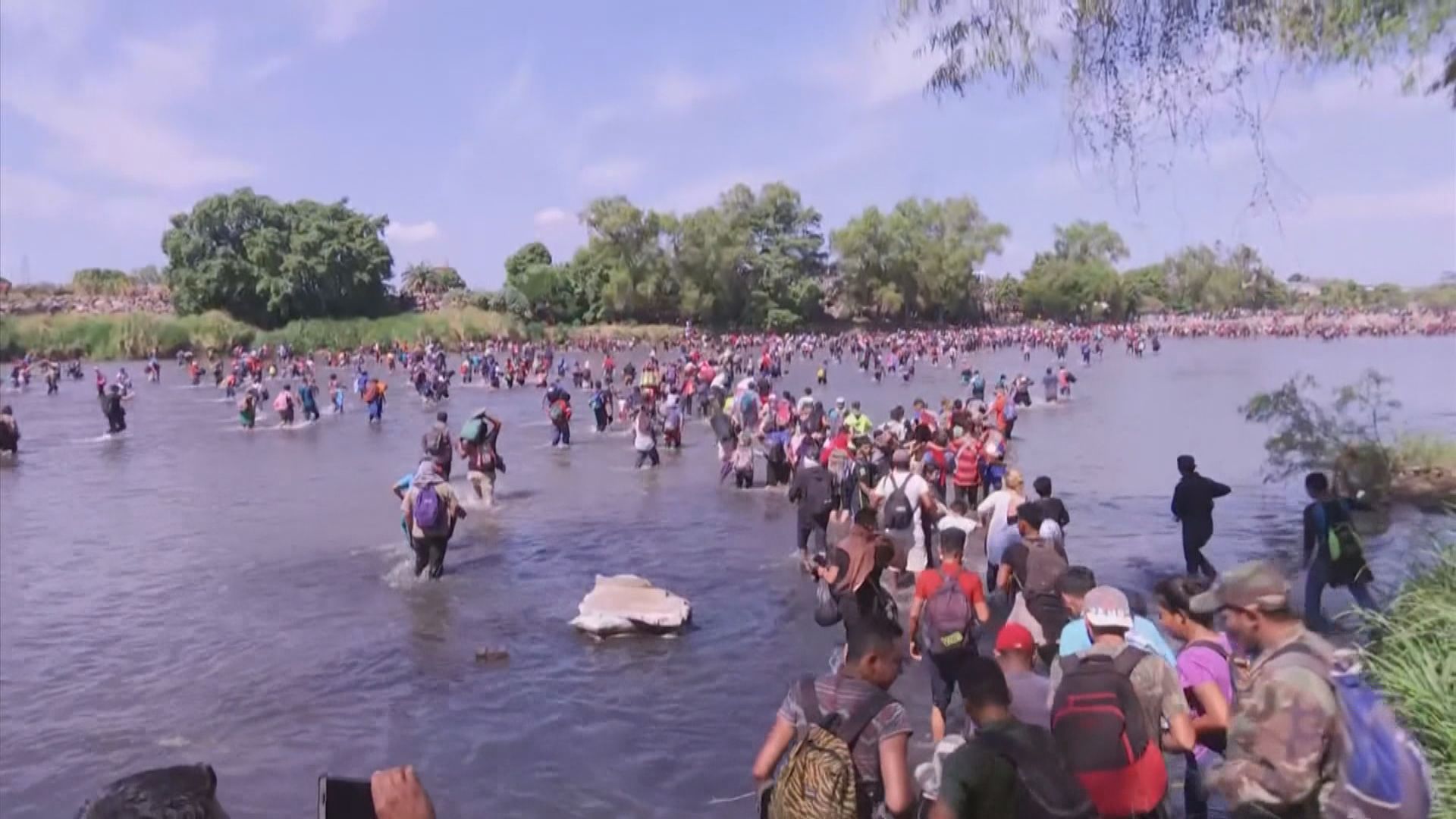 大批移民試圖進入墨西哥遭警驅散