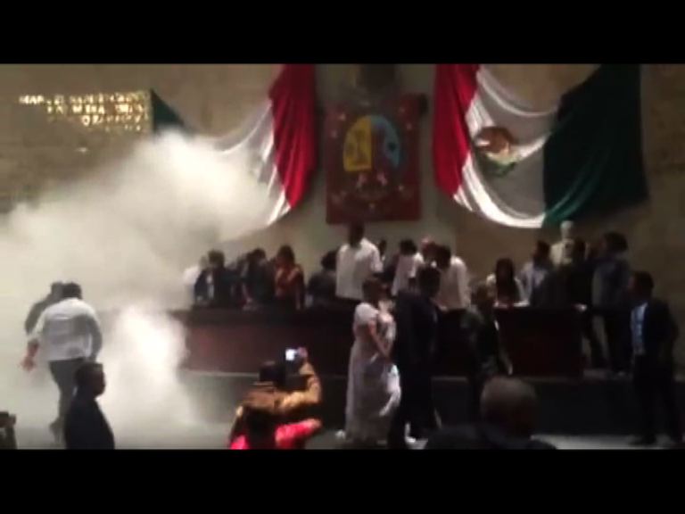 墨西哥州議會論政改現暴力場面