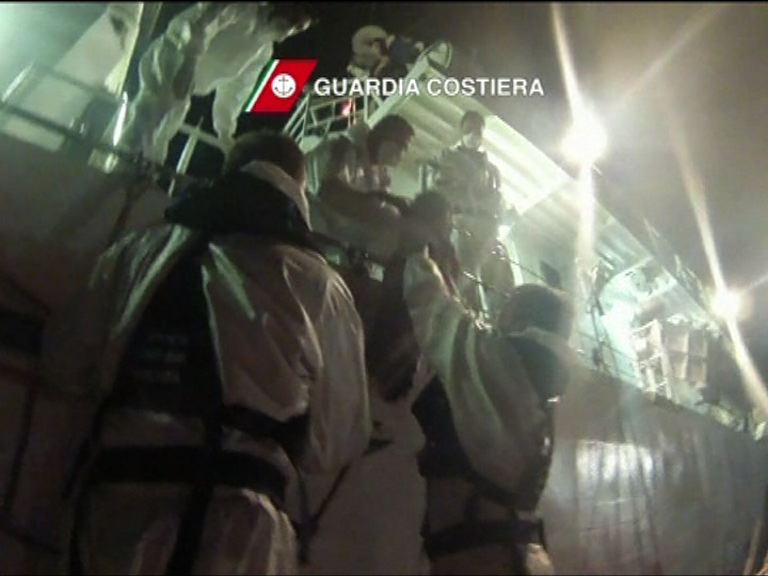 意大利海軍發起拯救偷渡客行動