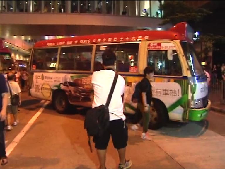 小巴司機疑不滿被抄牌堵塞上海街