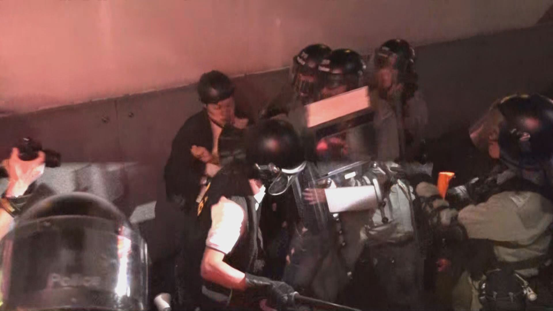 防暴警察出動驅趕在旺角警署外聚集人士