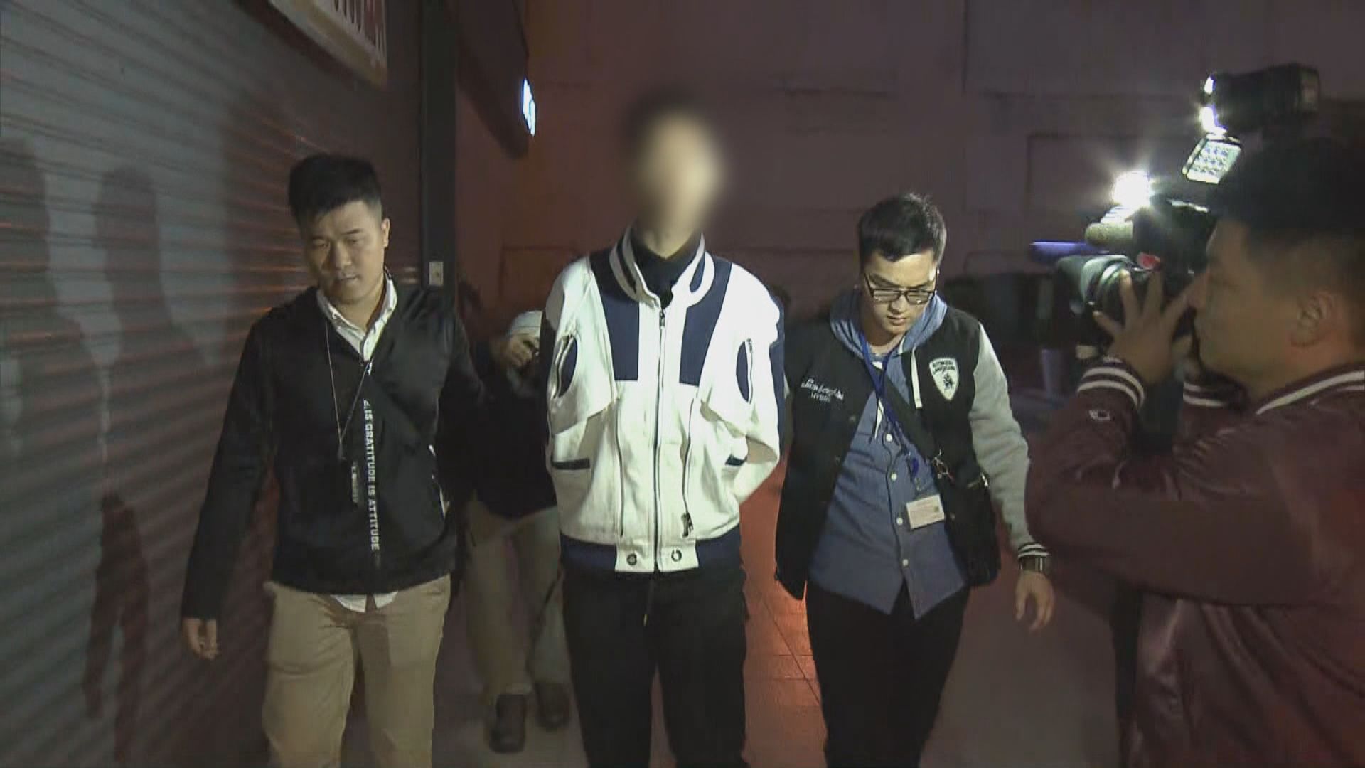 黃鉦傑被押返荃灣辦公室搜查