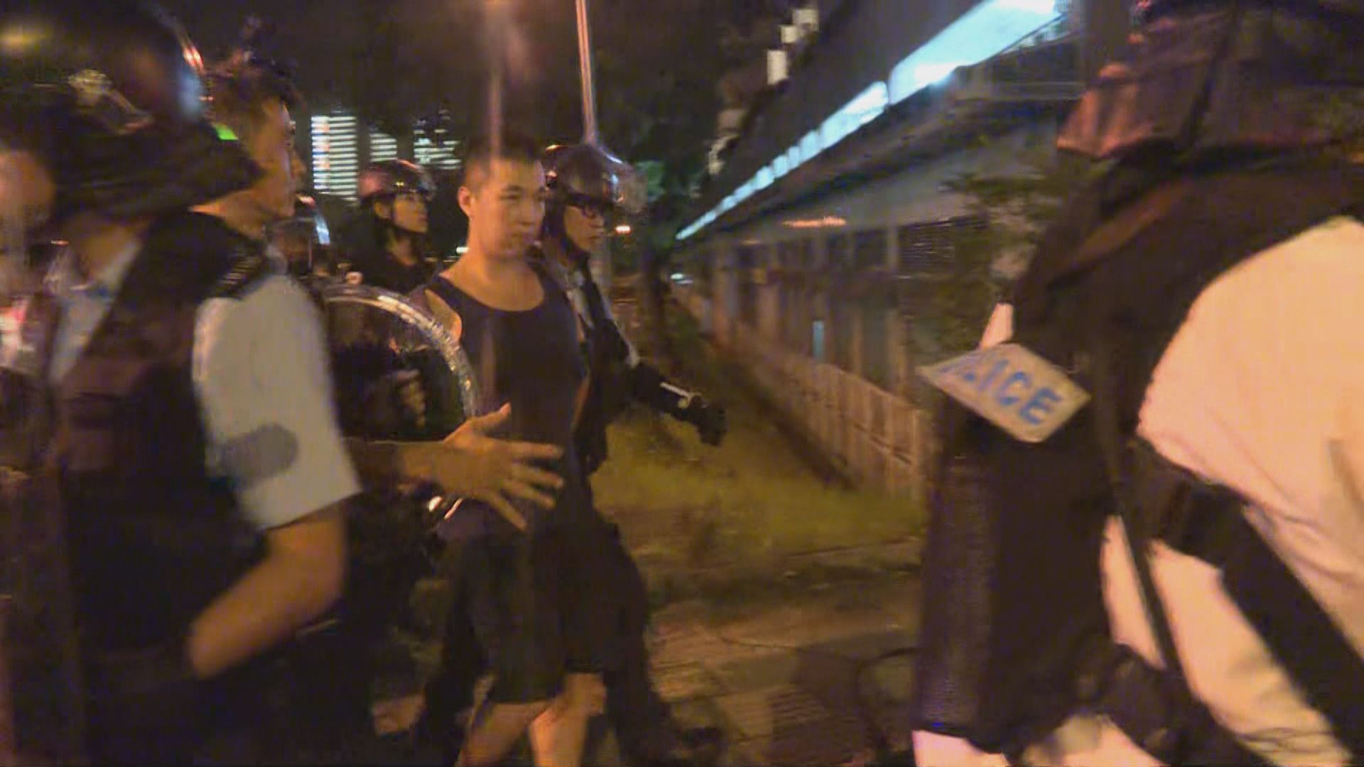 警員馬鞍山警署驅散示威者　一人被帶返警署