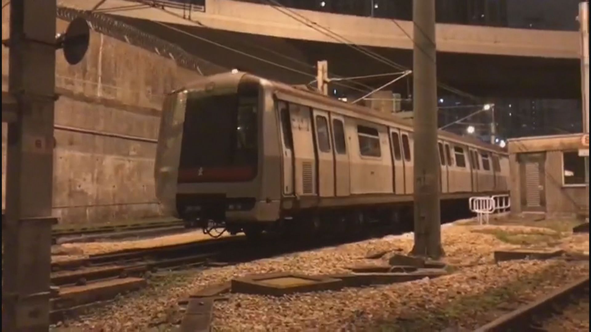 港鐵列車相撞事故　其中一列車拖回車廠檢查
