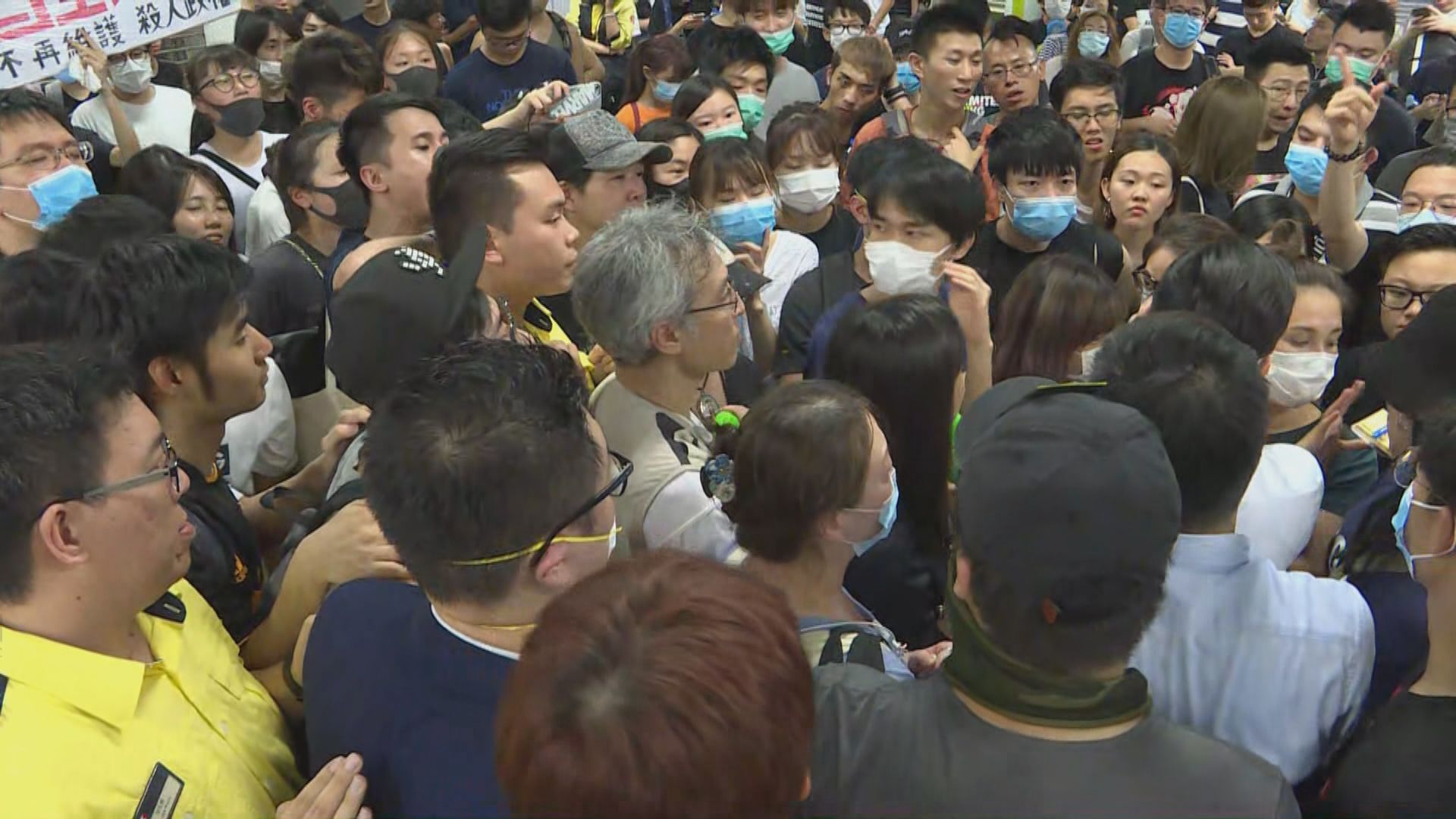 過百名居民到葵芳港鐵站表達不滿