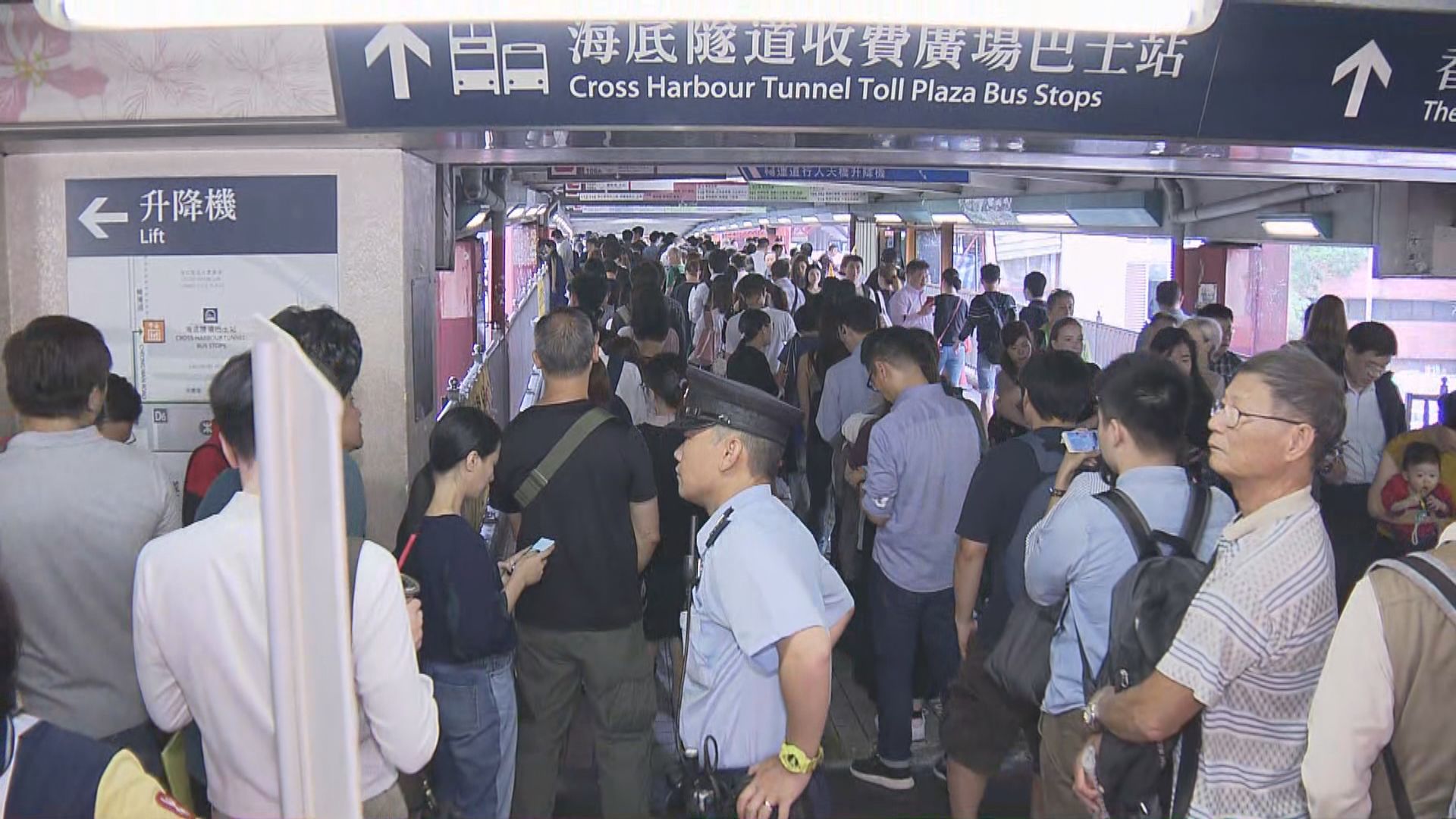 大批乘客紅磡站轉隧巴埋怨港鐵頻壞車