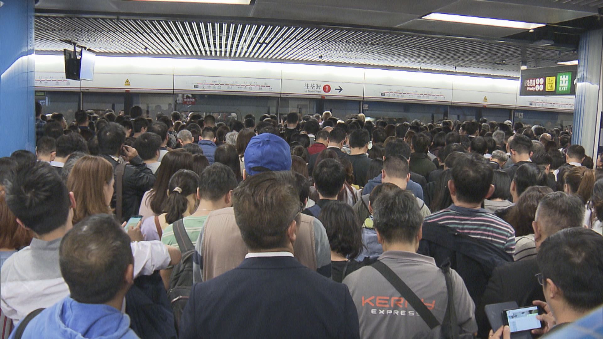 金鐘站下班繁忙時間出現人潮迫滿月台