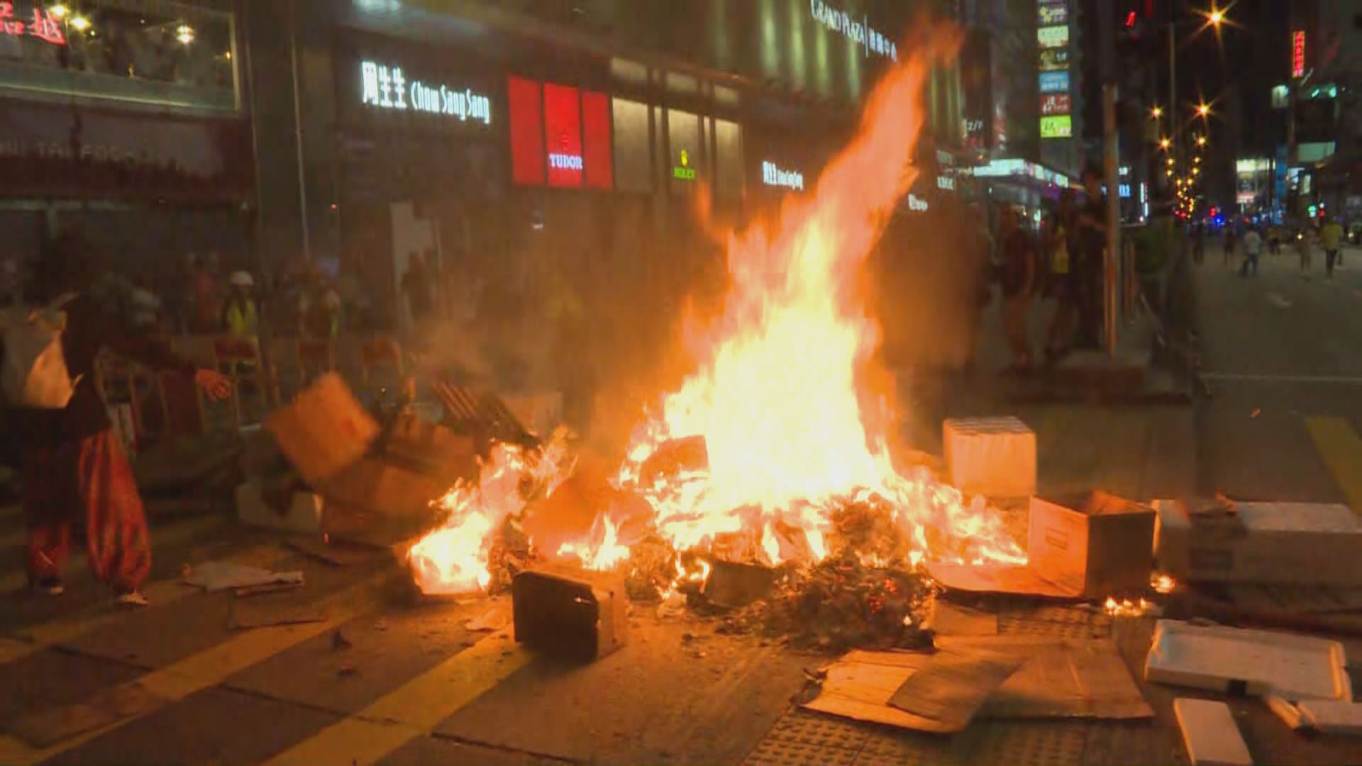 旺角有示威者燃燒垃圾　濃煙升上半空