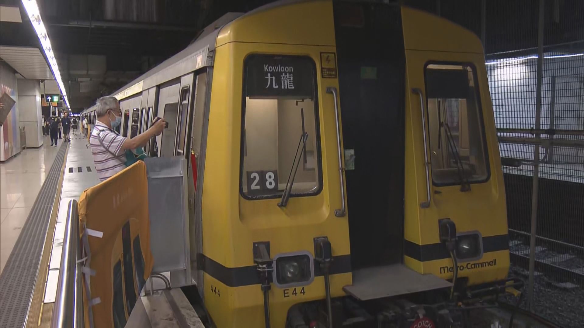 港鐵展出經典「黃頭」列車 吸引不少鐵路迷參觀