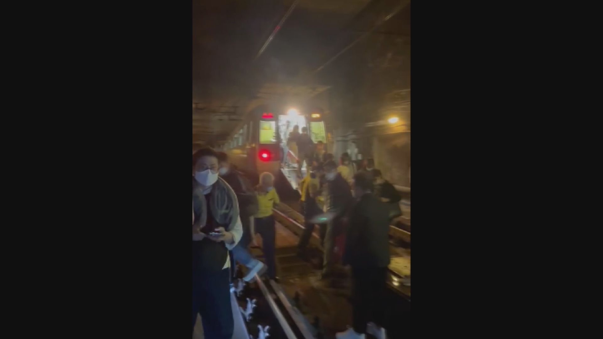 港鐵將軍澳綫列車故障　1500乘客疏散