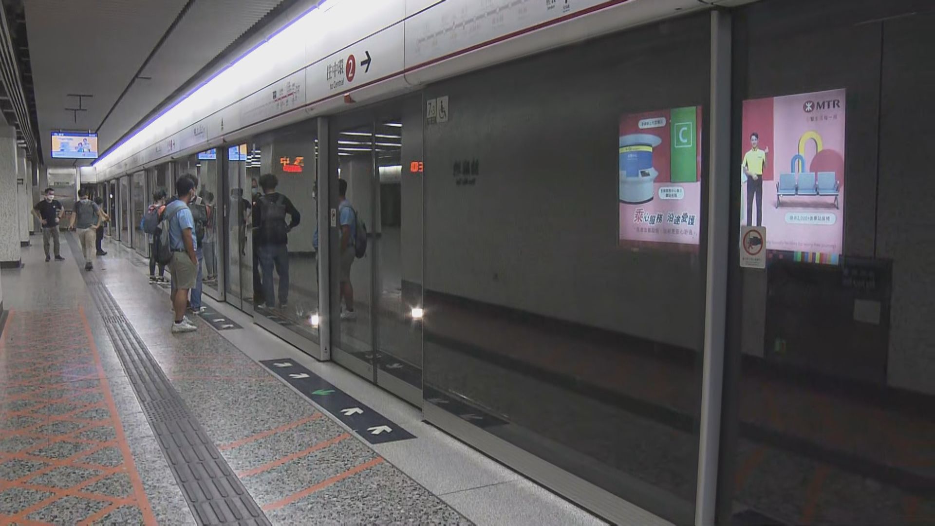 港鐵荃灣綫服務回復正常　乘客指日後不站近車門