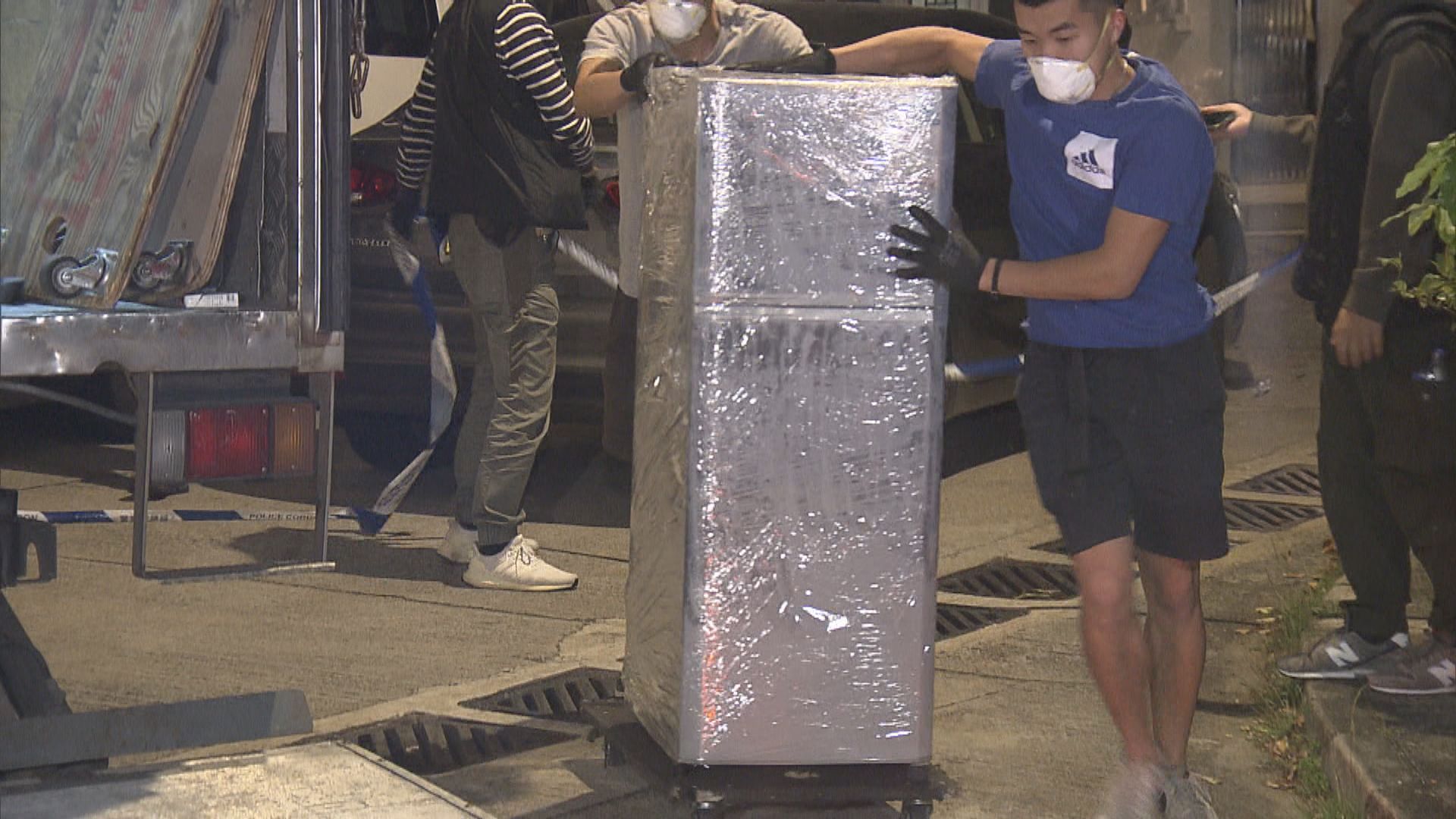 警方在大埔龍尾村通宵搬走證物　包括藏有人體殘肢的冰箱