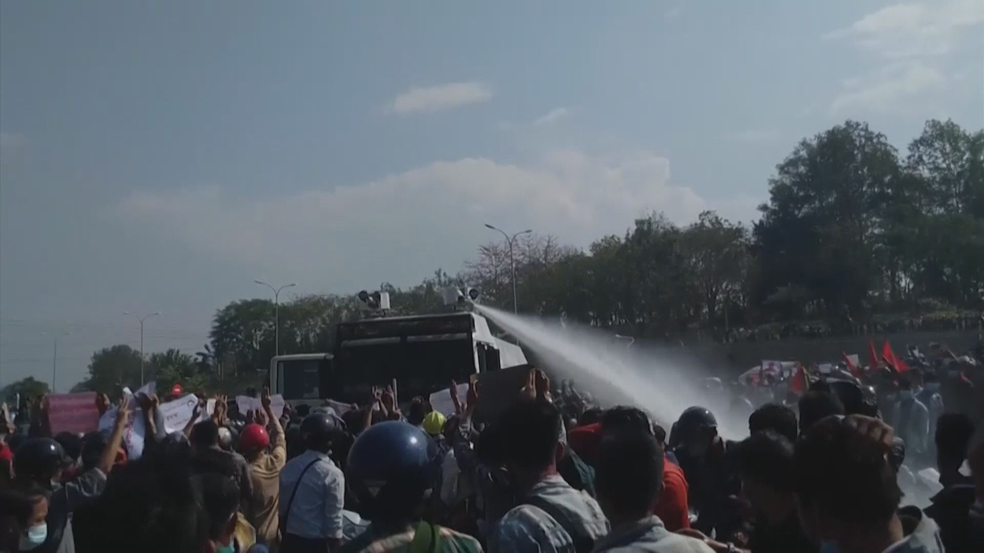 緬甸內比都警察射水炮驅散示威者