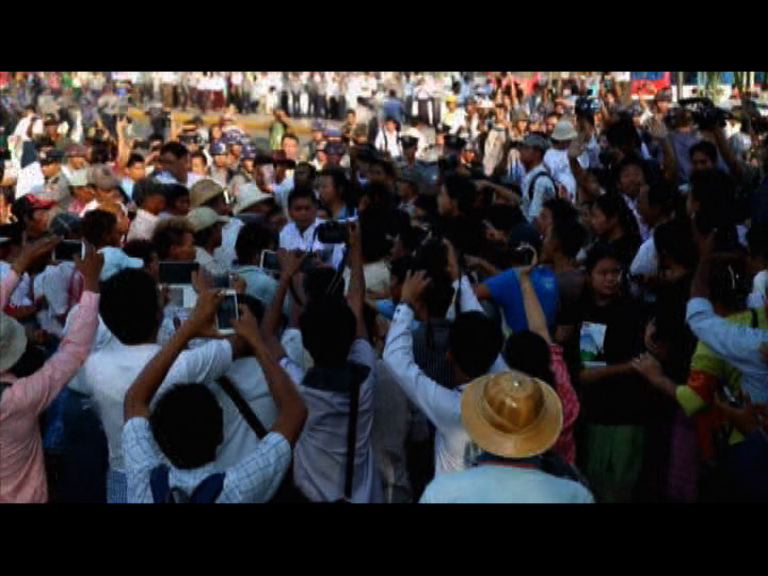 
緬甸警方鎮壓反新教育法示威