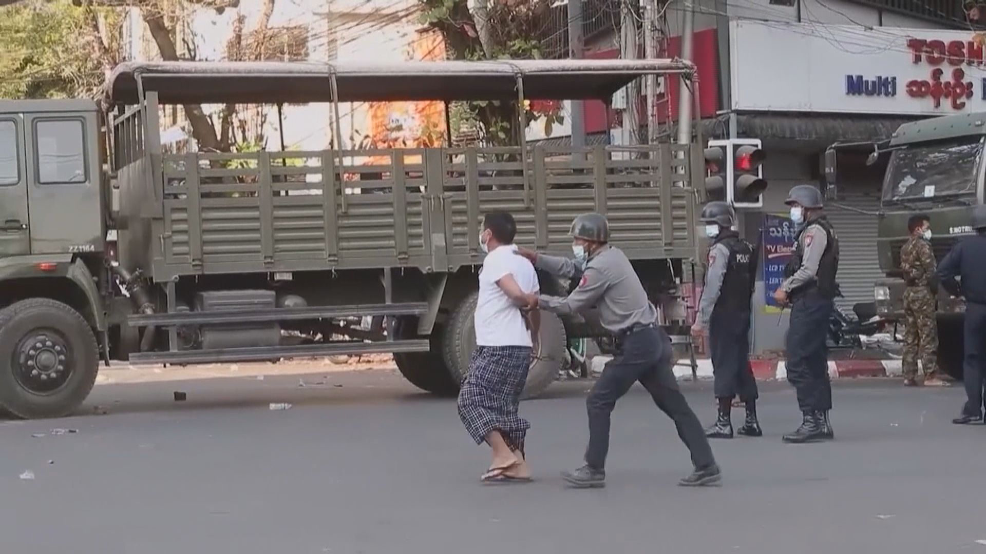 緬甸軍警疑發射橡膠子彈驅散曼德勒示威者