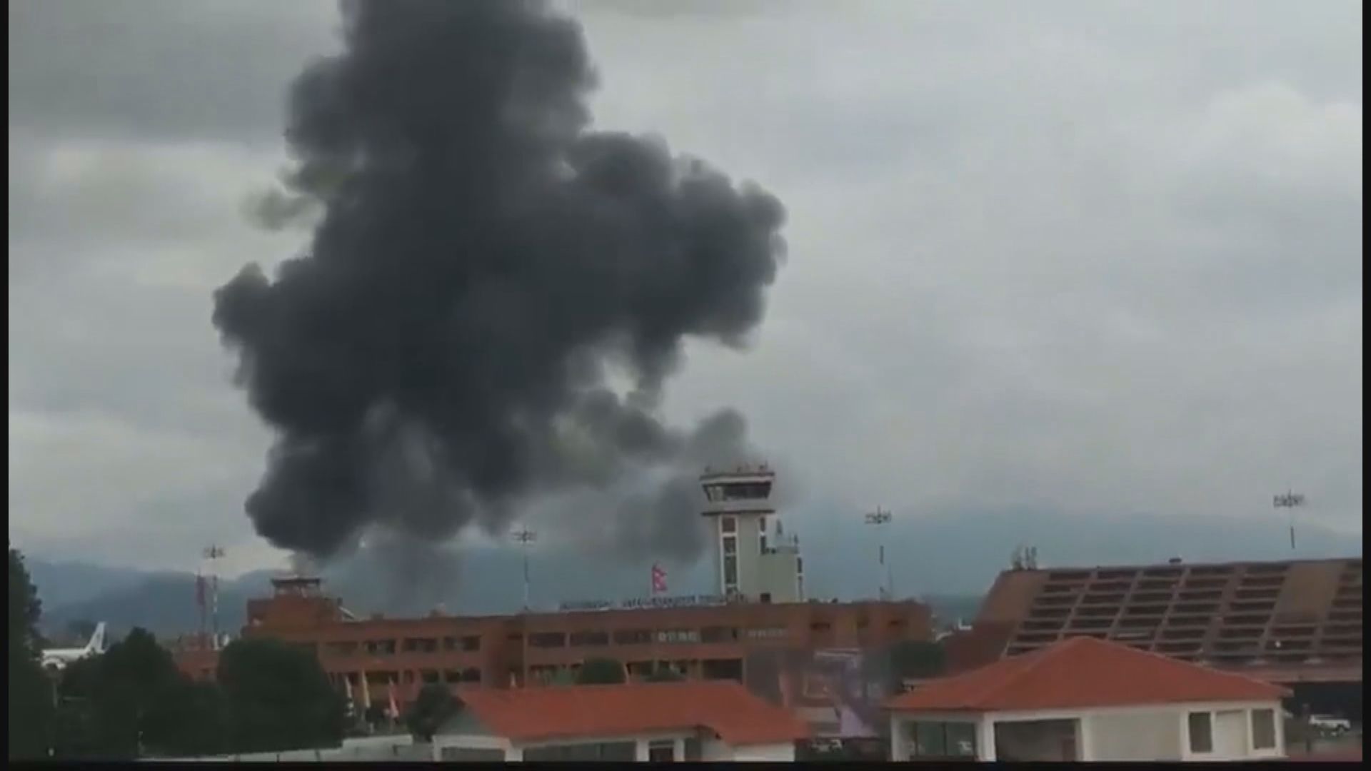 尼泊爾有飛機從首都機場起飛時衝出跑道起火致22死