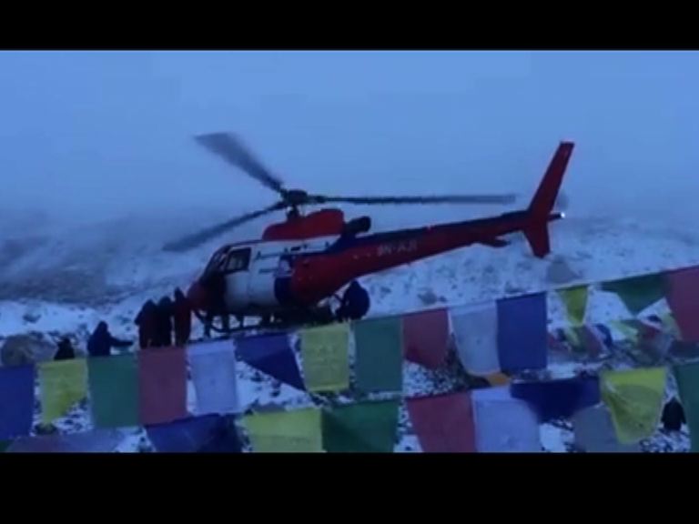 直升機抵珠峰分批營救被困登山客