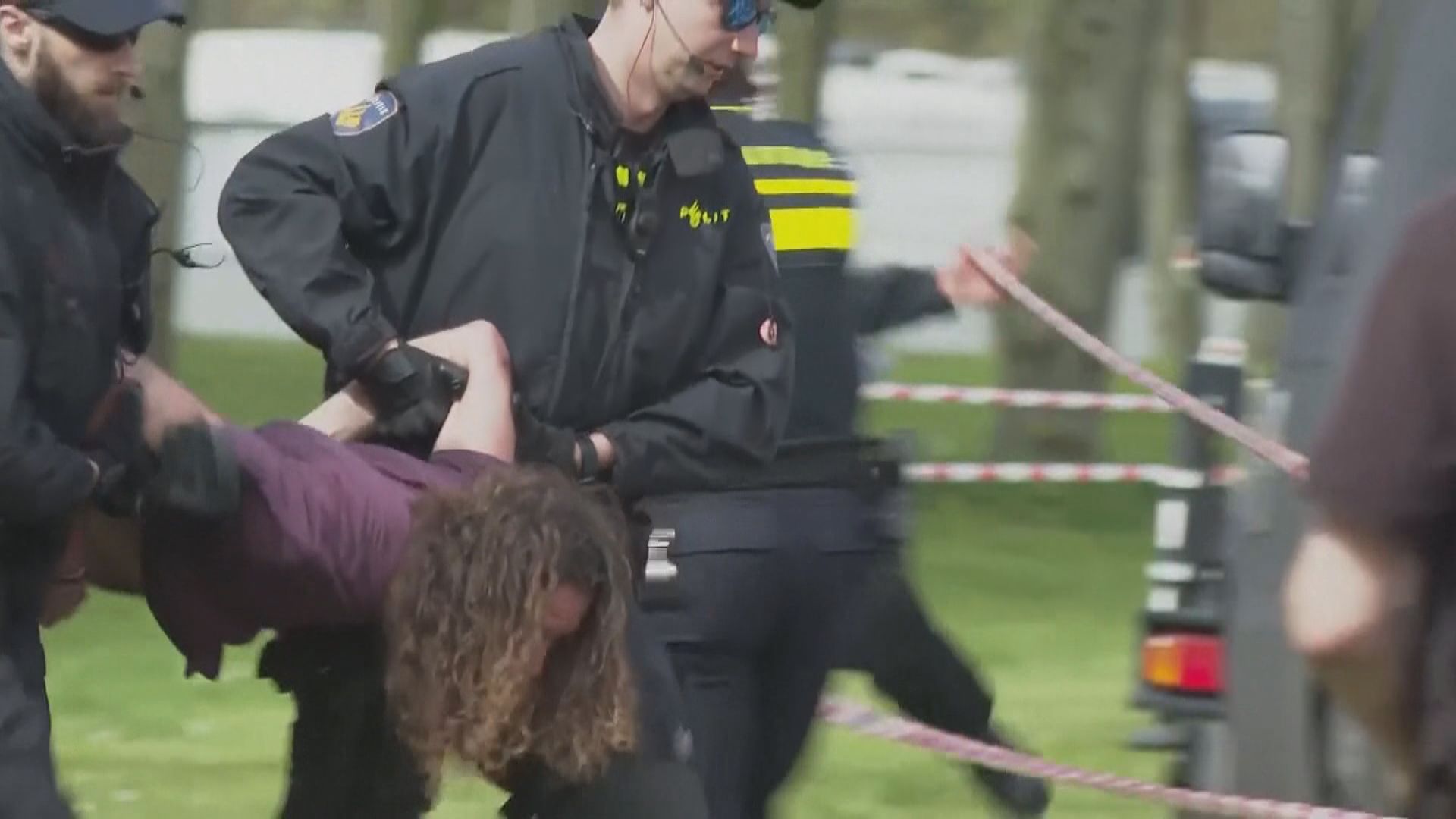 瑞典環保少女通貝里在荷蘭參與堵路示威被捕