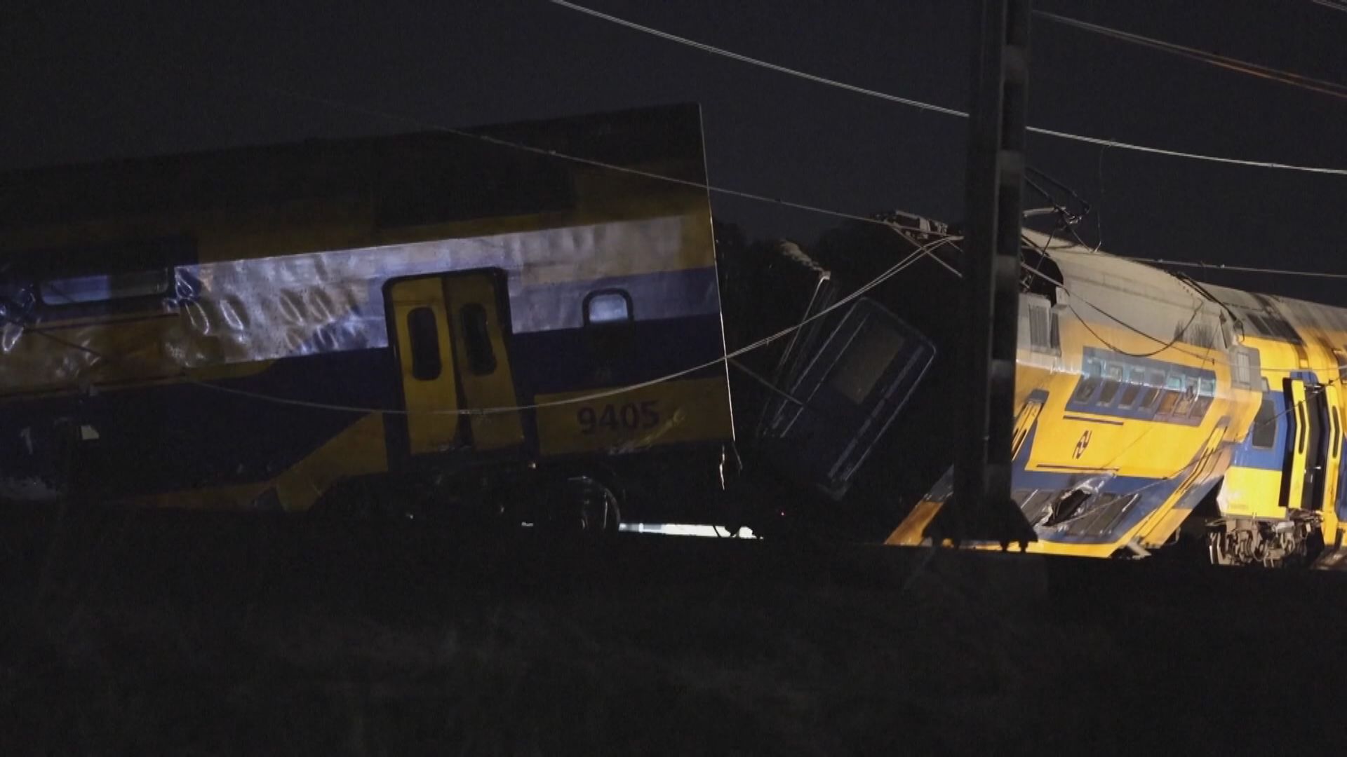 荷蘭載客火車與貨運火車及起重機相撞　1死30傷