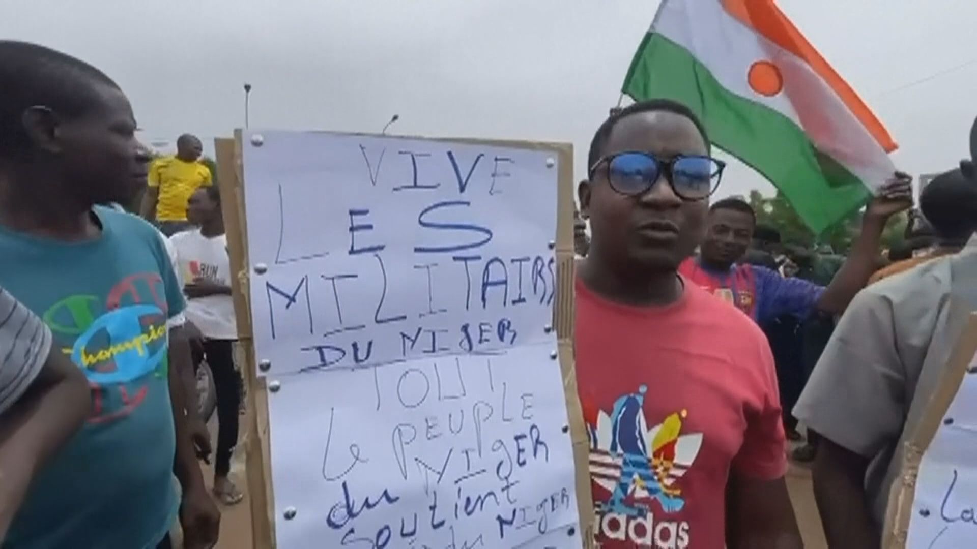 尼日爾有民眾上街聲援政變士兵