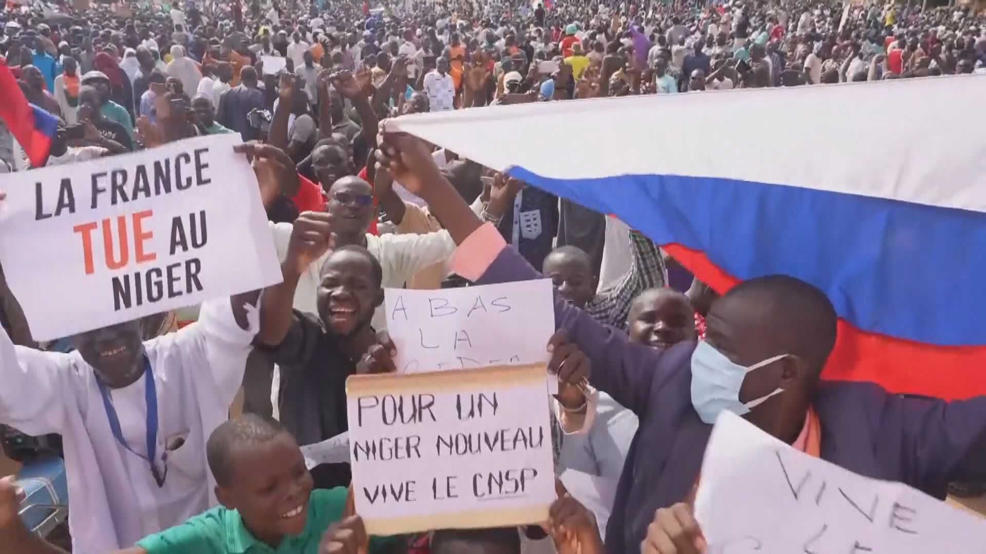 尼日爾軍方支持者上街抗議法國暫停援助