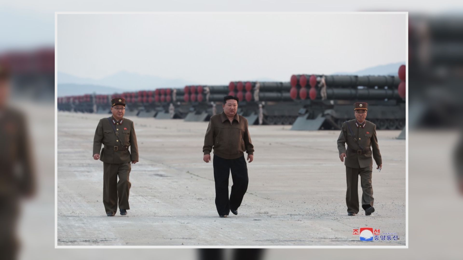 北韓領袖金正恩指導超大型火箭炮示威射擊