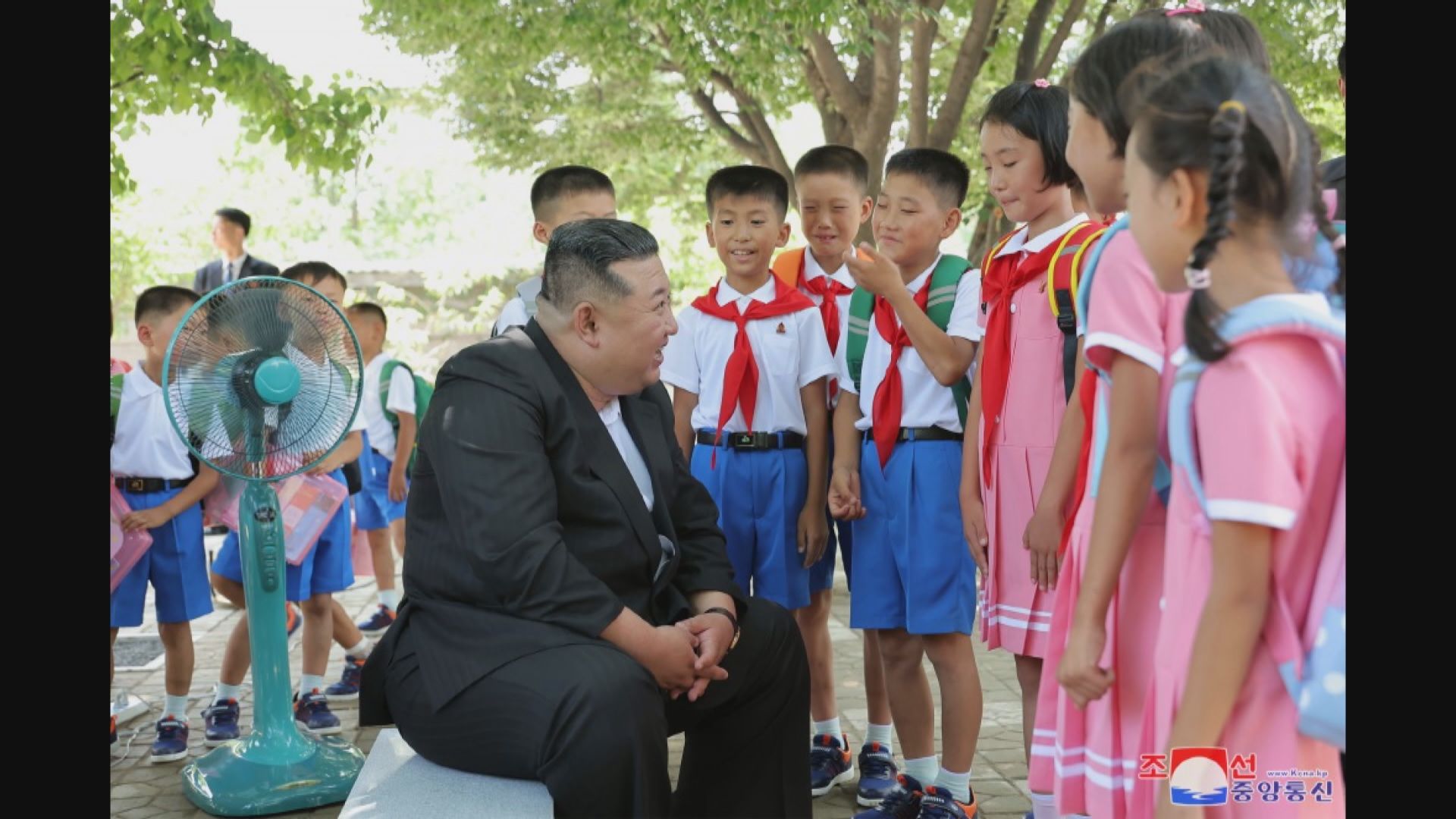 北韓受災學童轉移到平壤　金正恩視察臨時學校