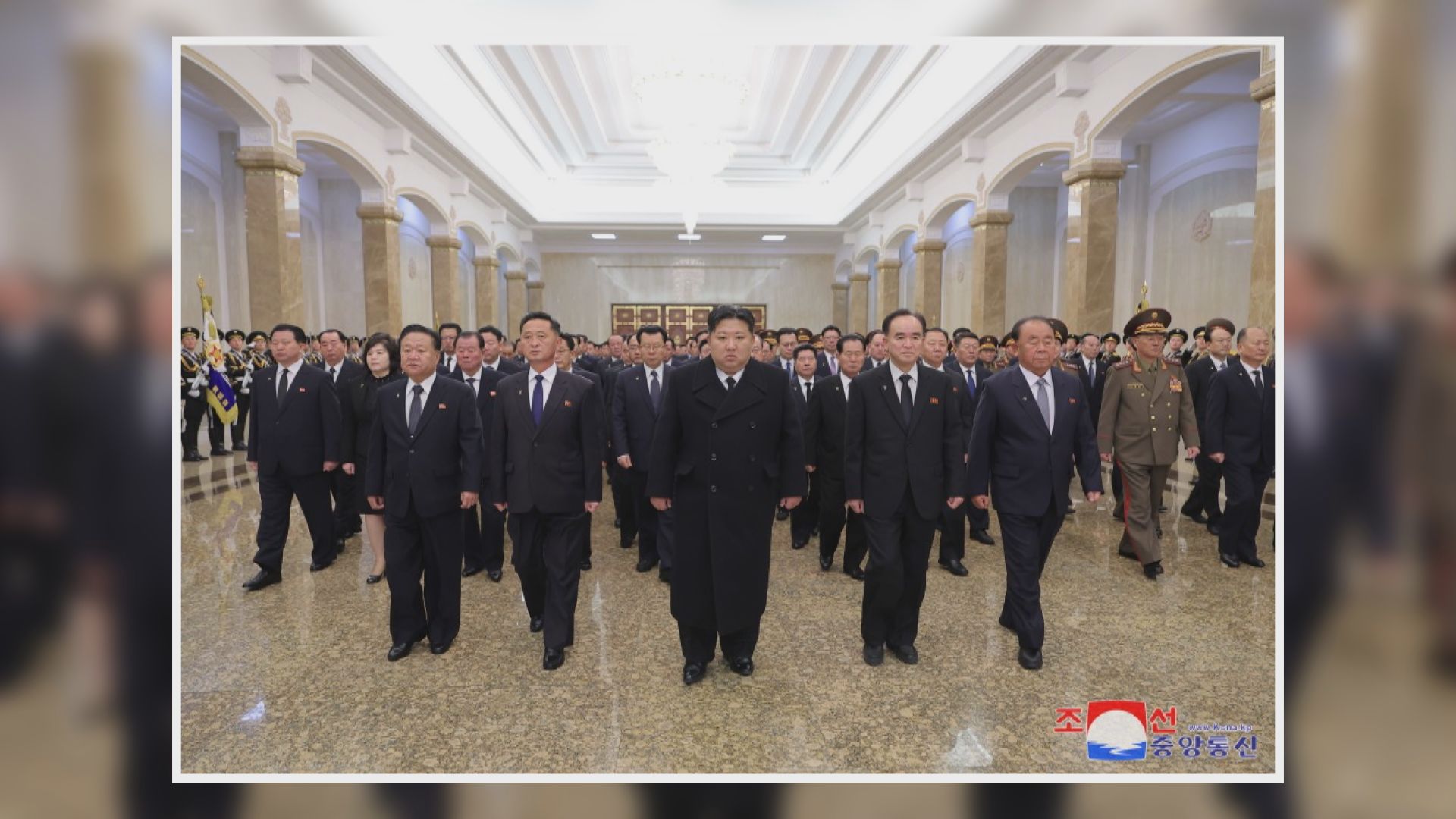 北韓領袖金正恩參拜錦繡山太陽宮悼念金正日逝世13周年