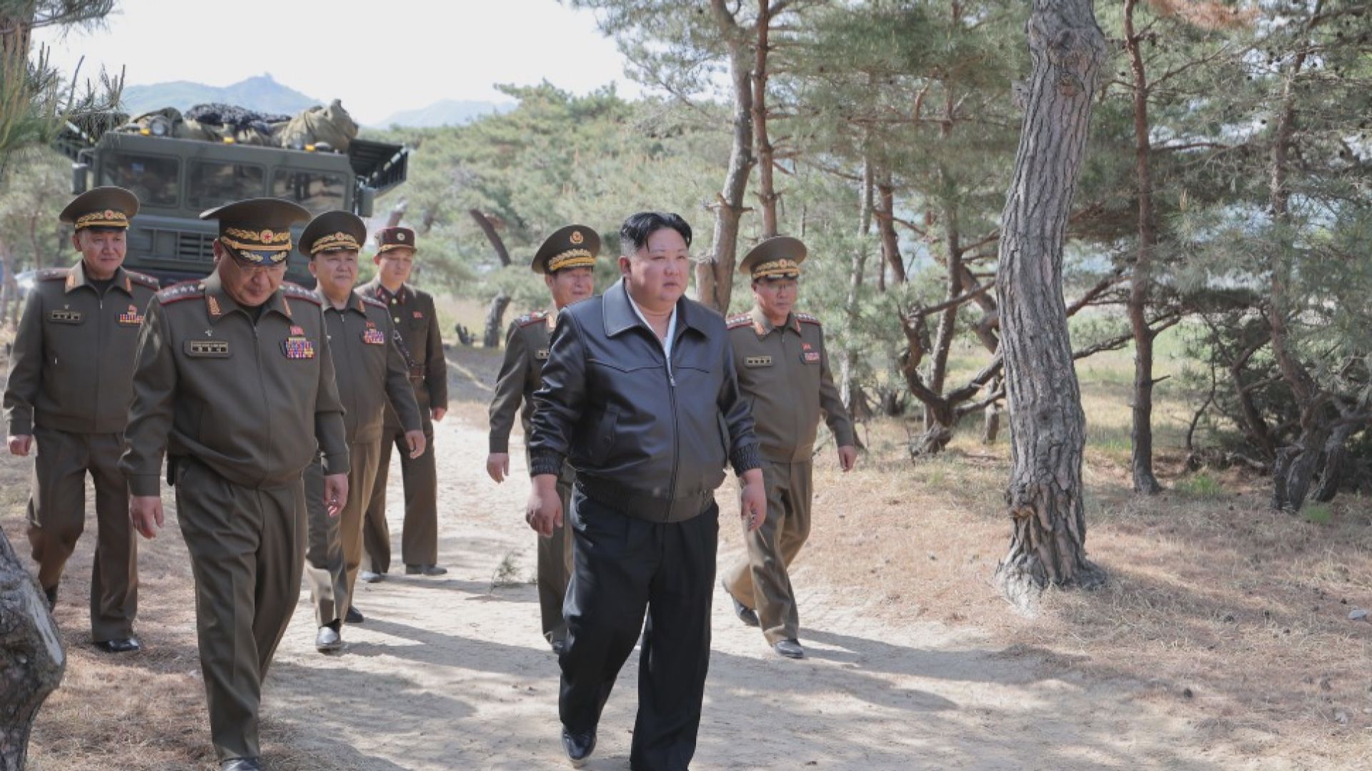 金正恩視察短程導彈及遠程炮打擊訓練