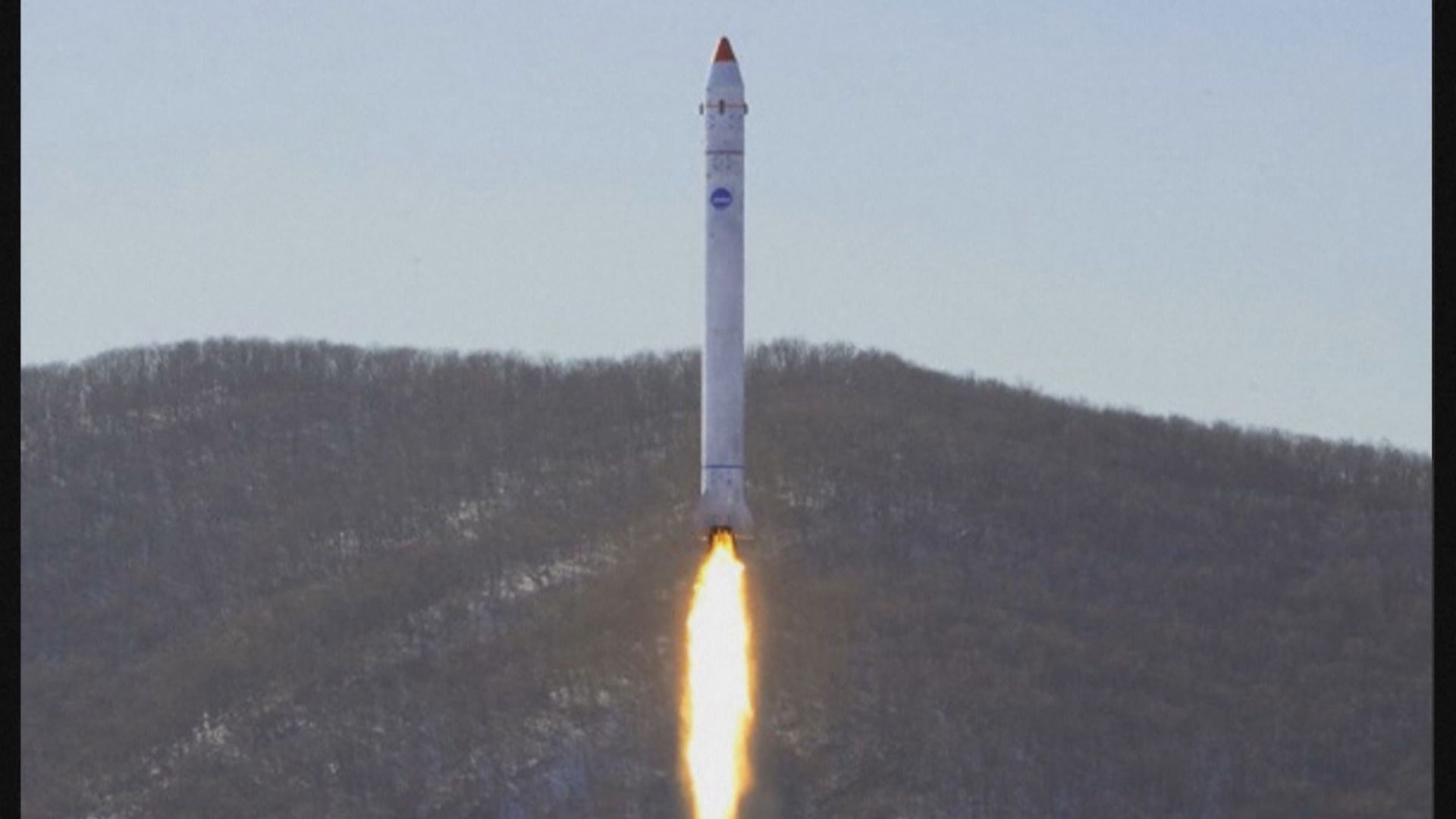 北韓首射偵察衛星失敗 南韓軍方撈起火箭部分殘骸 