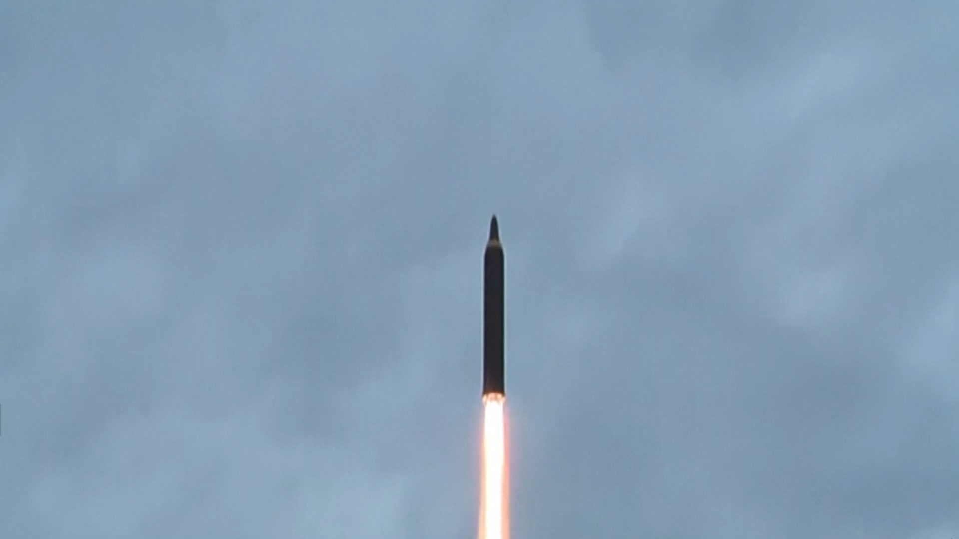 北韓向東部海域發射兩枚不明飛行物