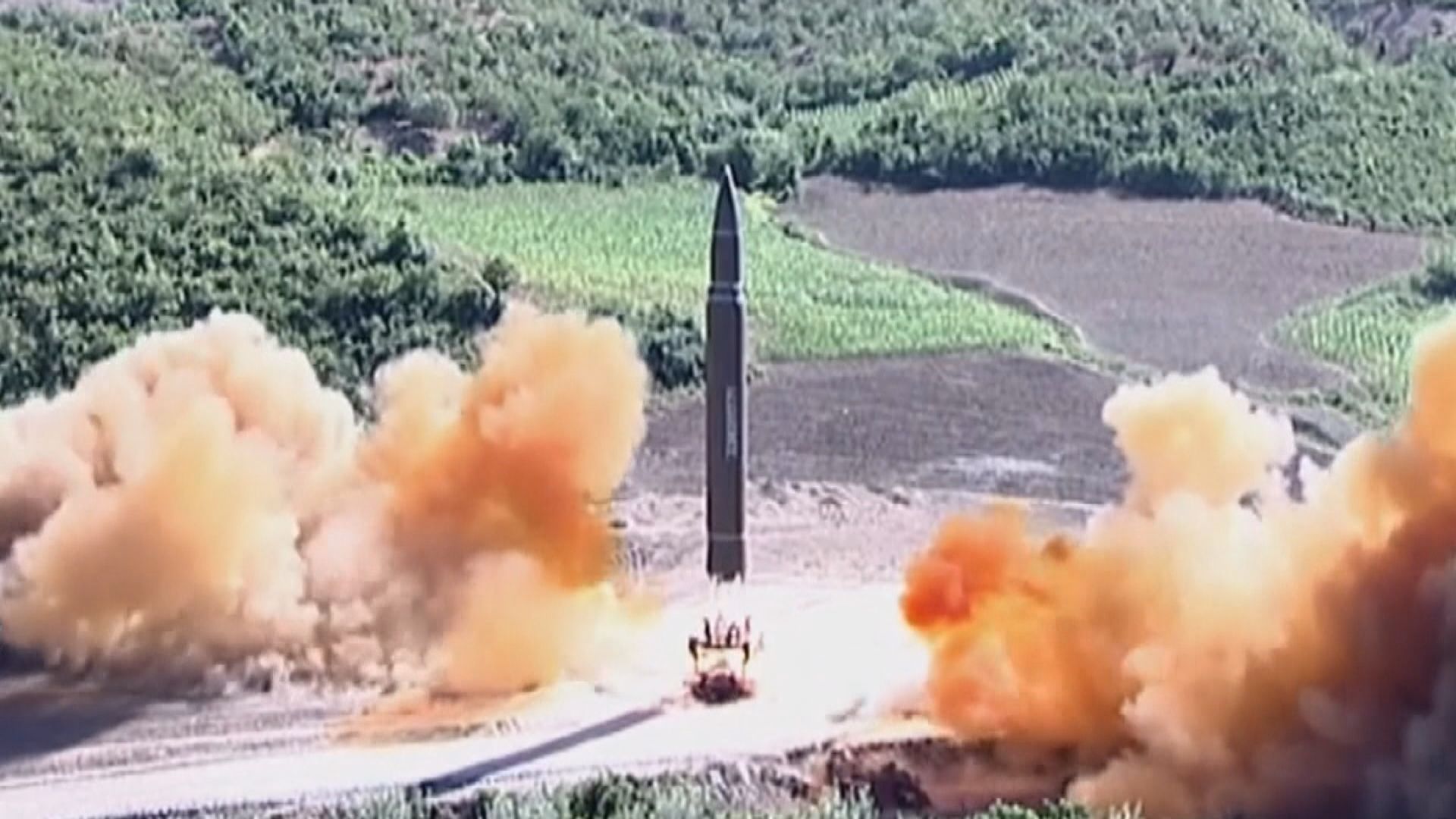 北韓從平壤機場發射兩枚懷疑短程彈道導彈