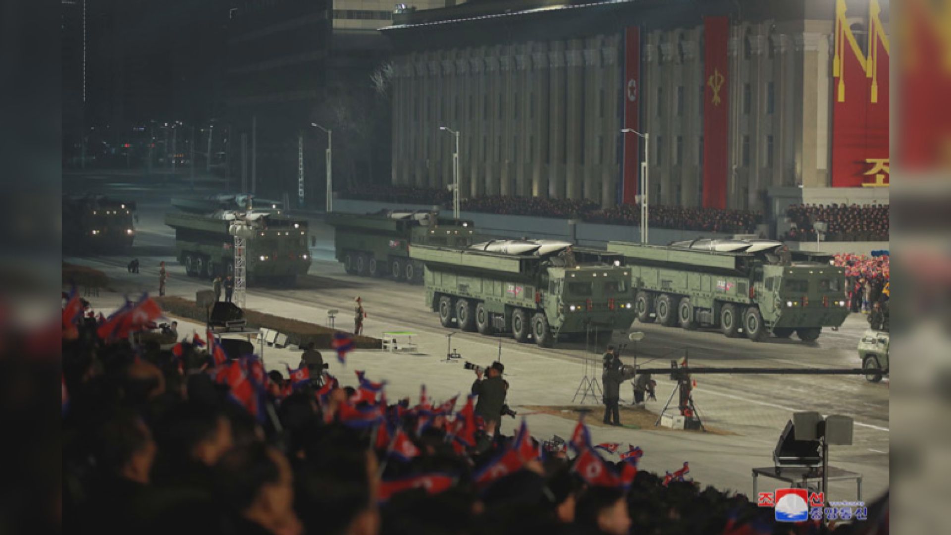 北韓舉行閱兵儀式展示新型潛射彈道導彈